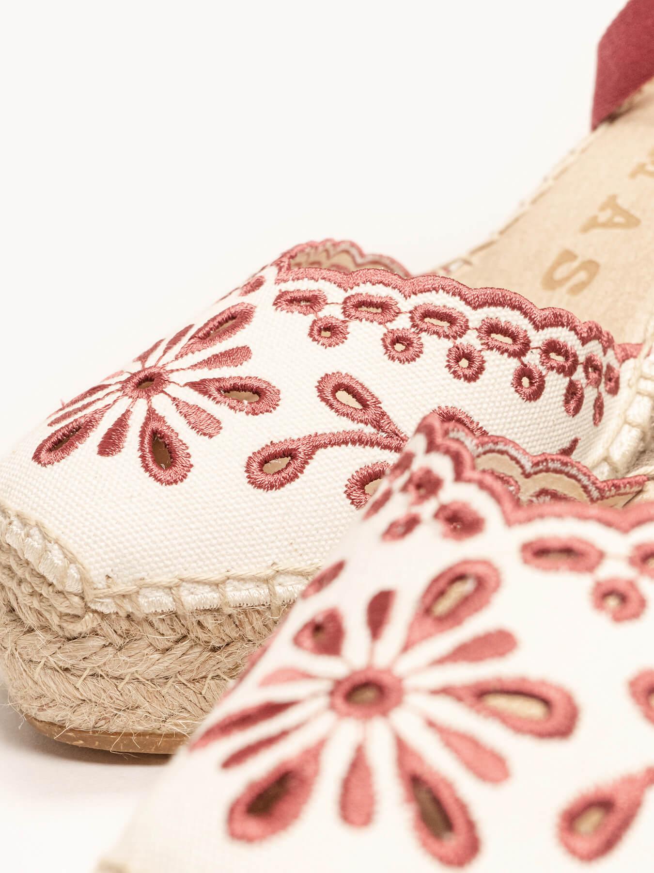 Sandália Anabela Alta Romero Lona Bordada Bordô