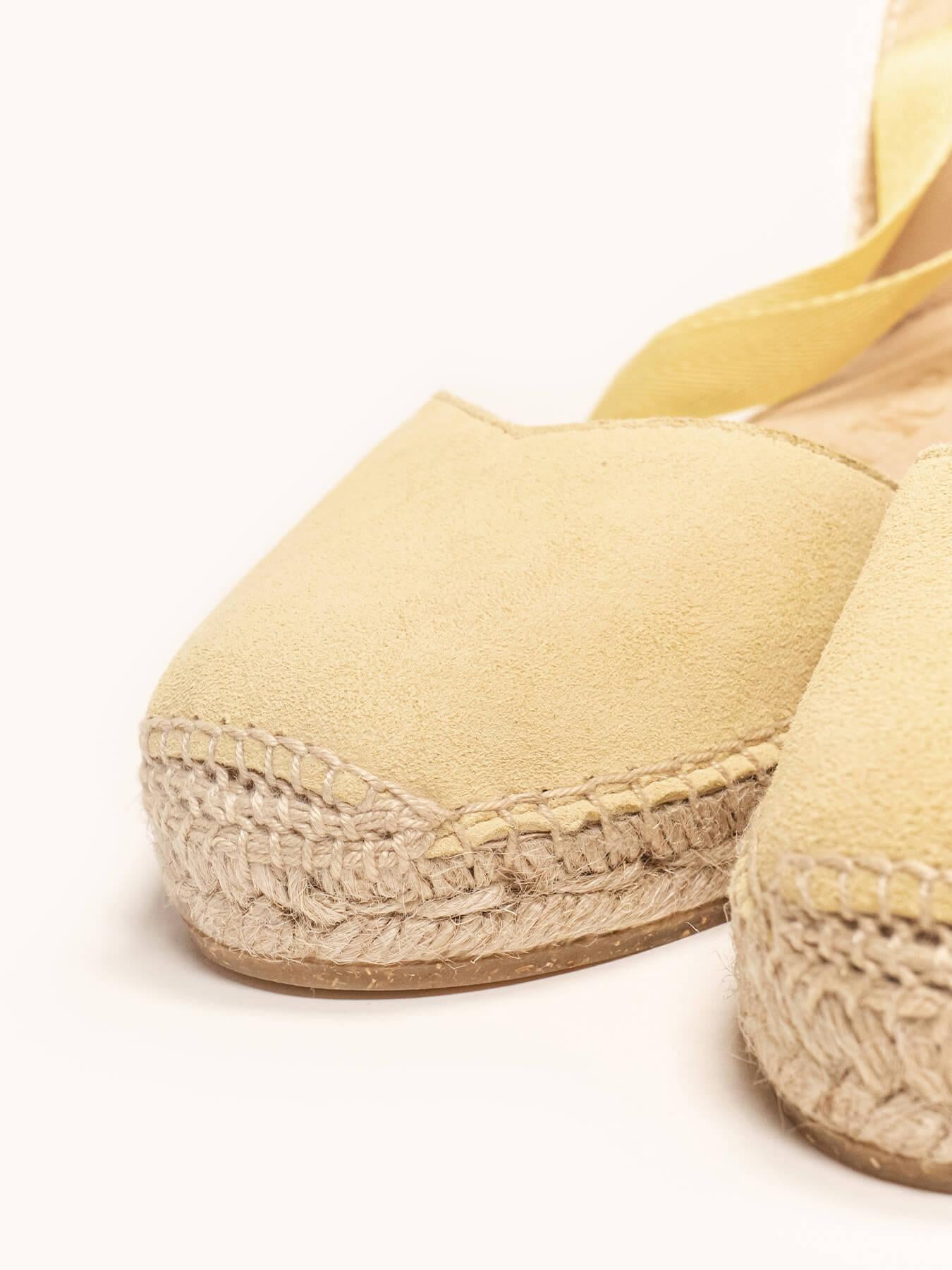 Sandália Anabela Baixa Romero Camurça Amarelo