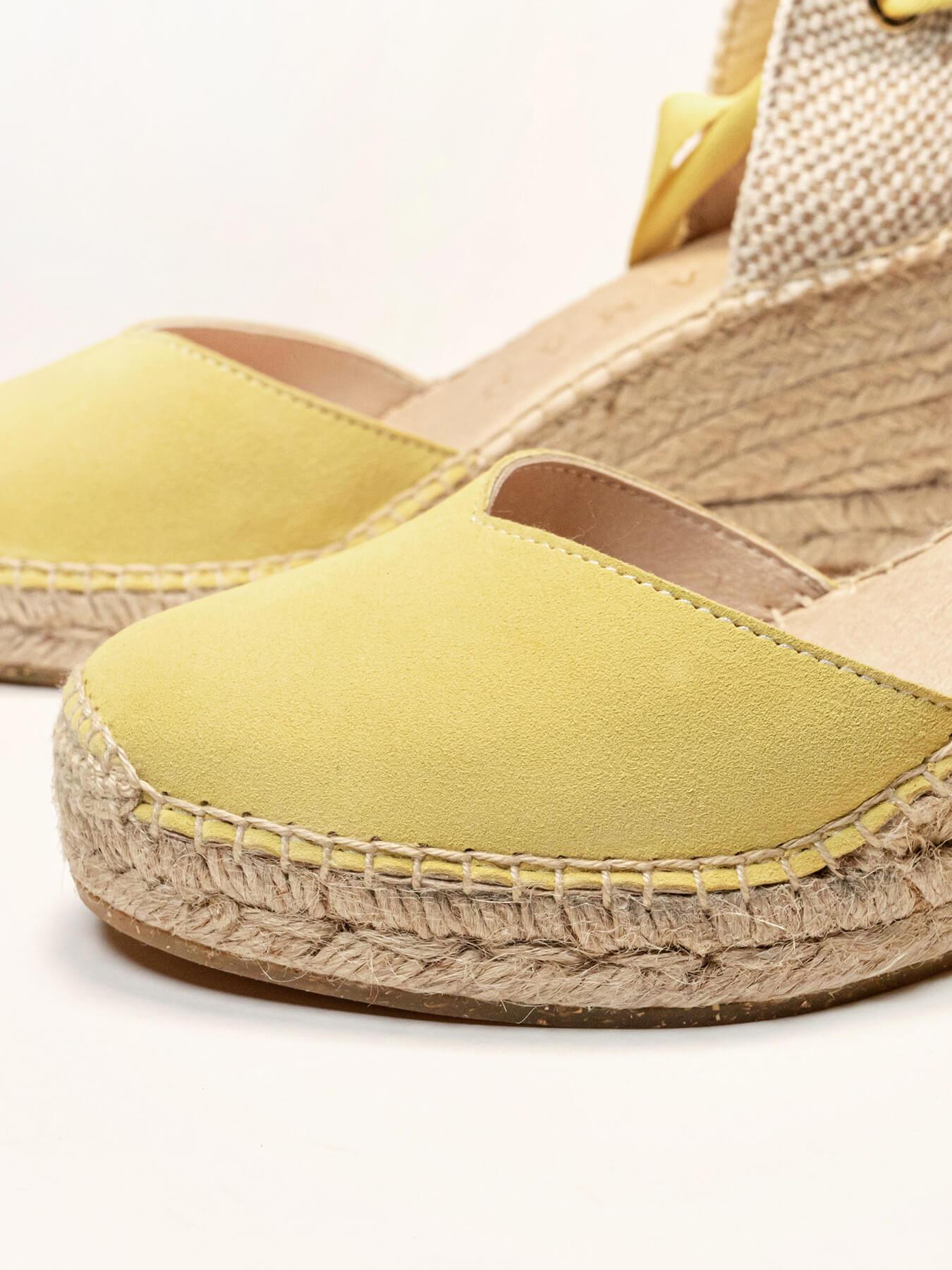 Sandália Romero Anabela 7 cm Camurça Amarelo