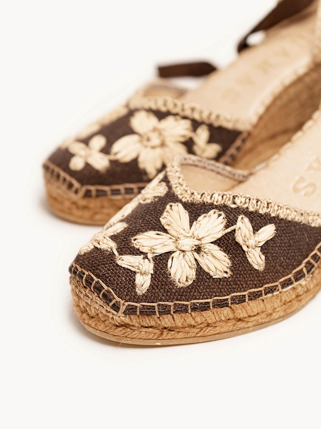 Sandália Romero Anabela 7 cm Bordado Marrom Escuro