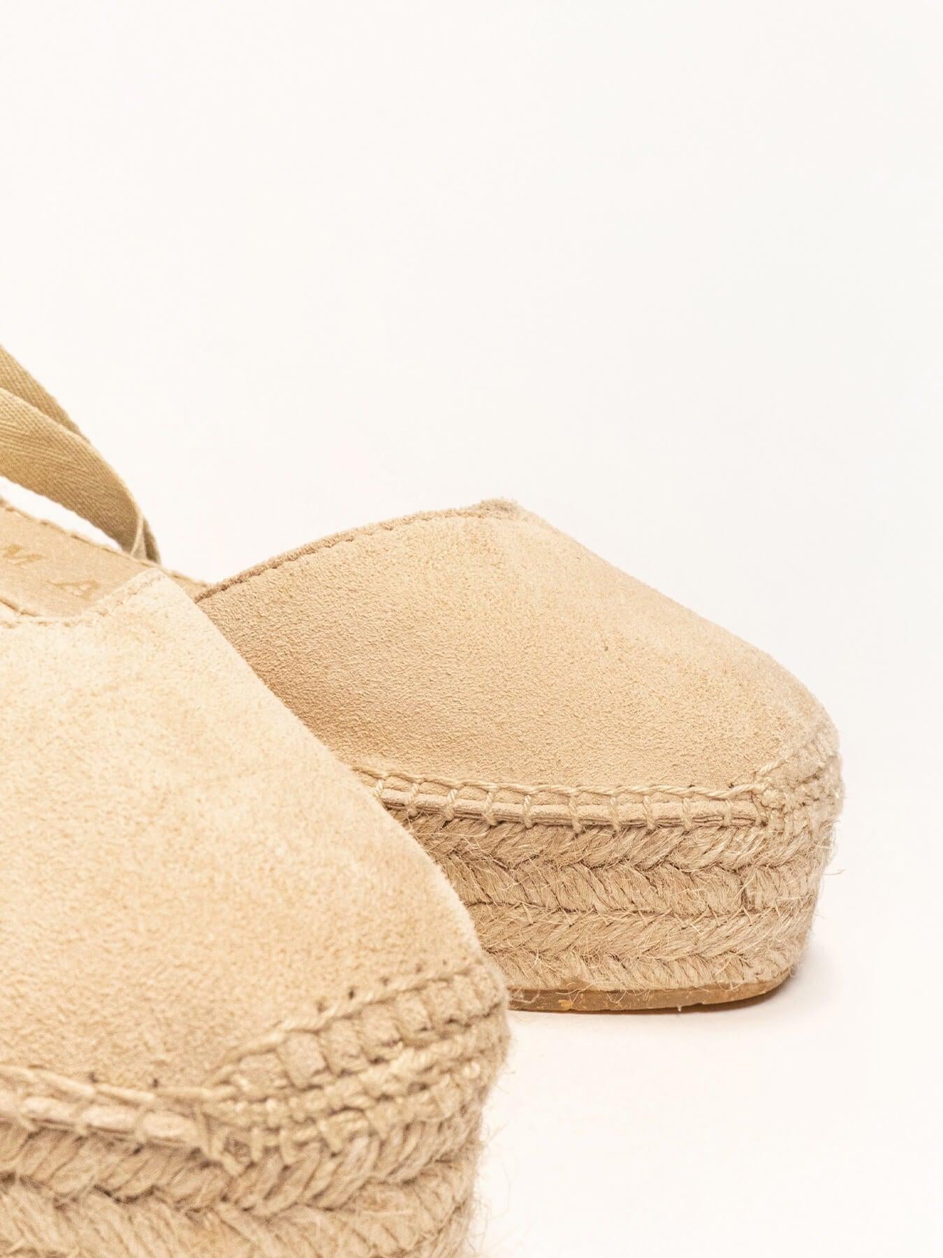 Sandália Romero Anabela 6 cm Camurça Areia