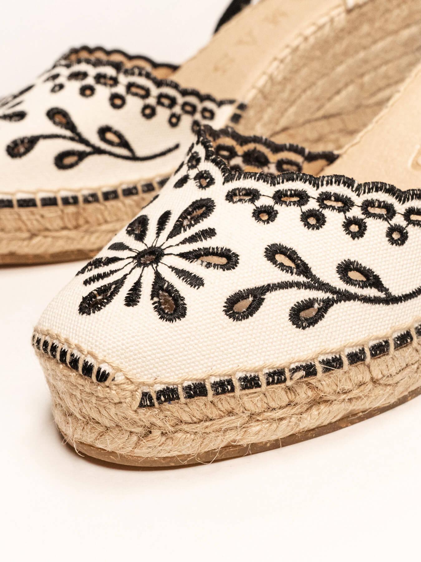 Sandália Anabela Média Romero Lona Bordada Preta