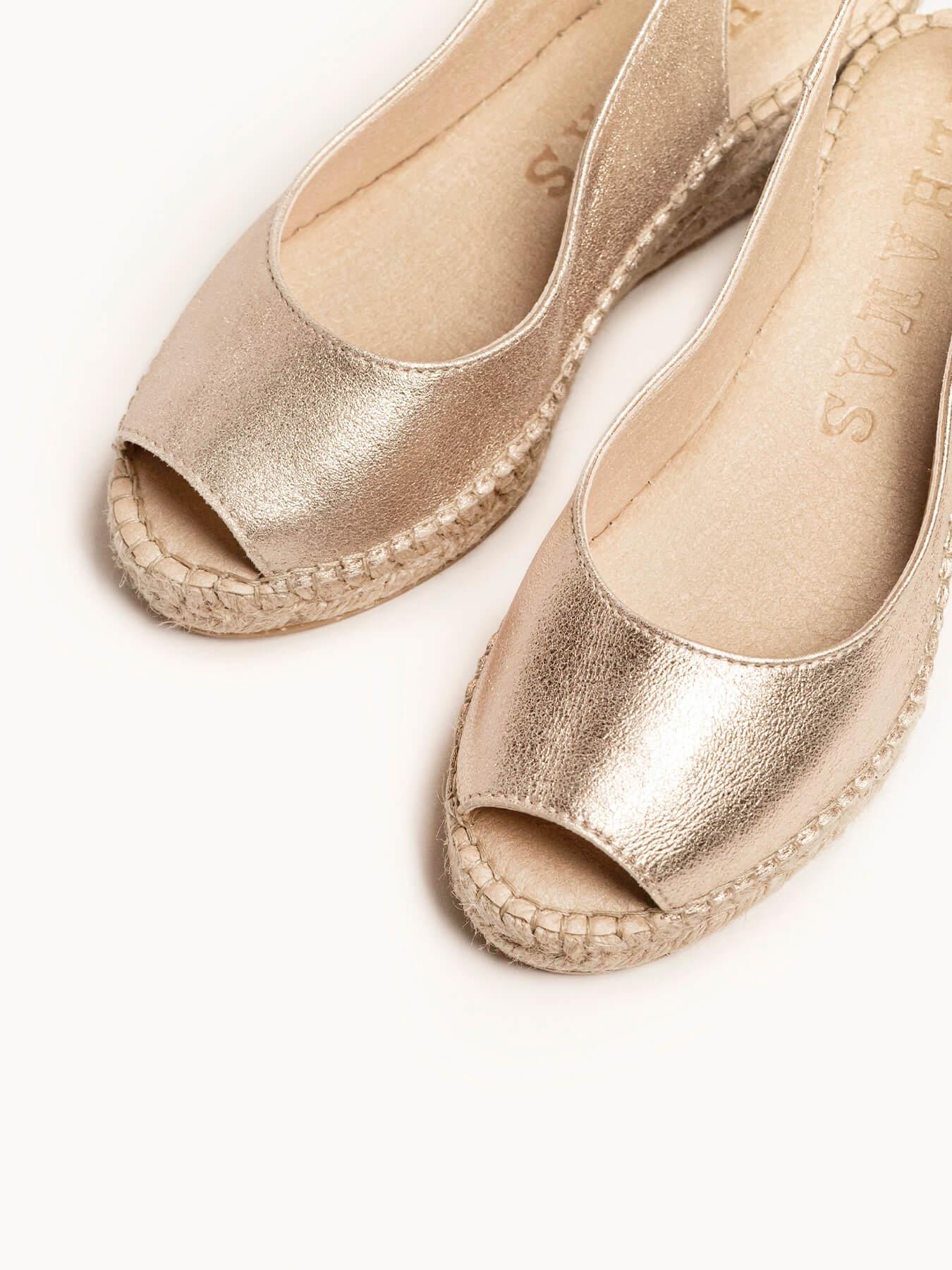 Sandália Anabela Baixa Clavel Camurça Ouro Metalizado