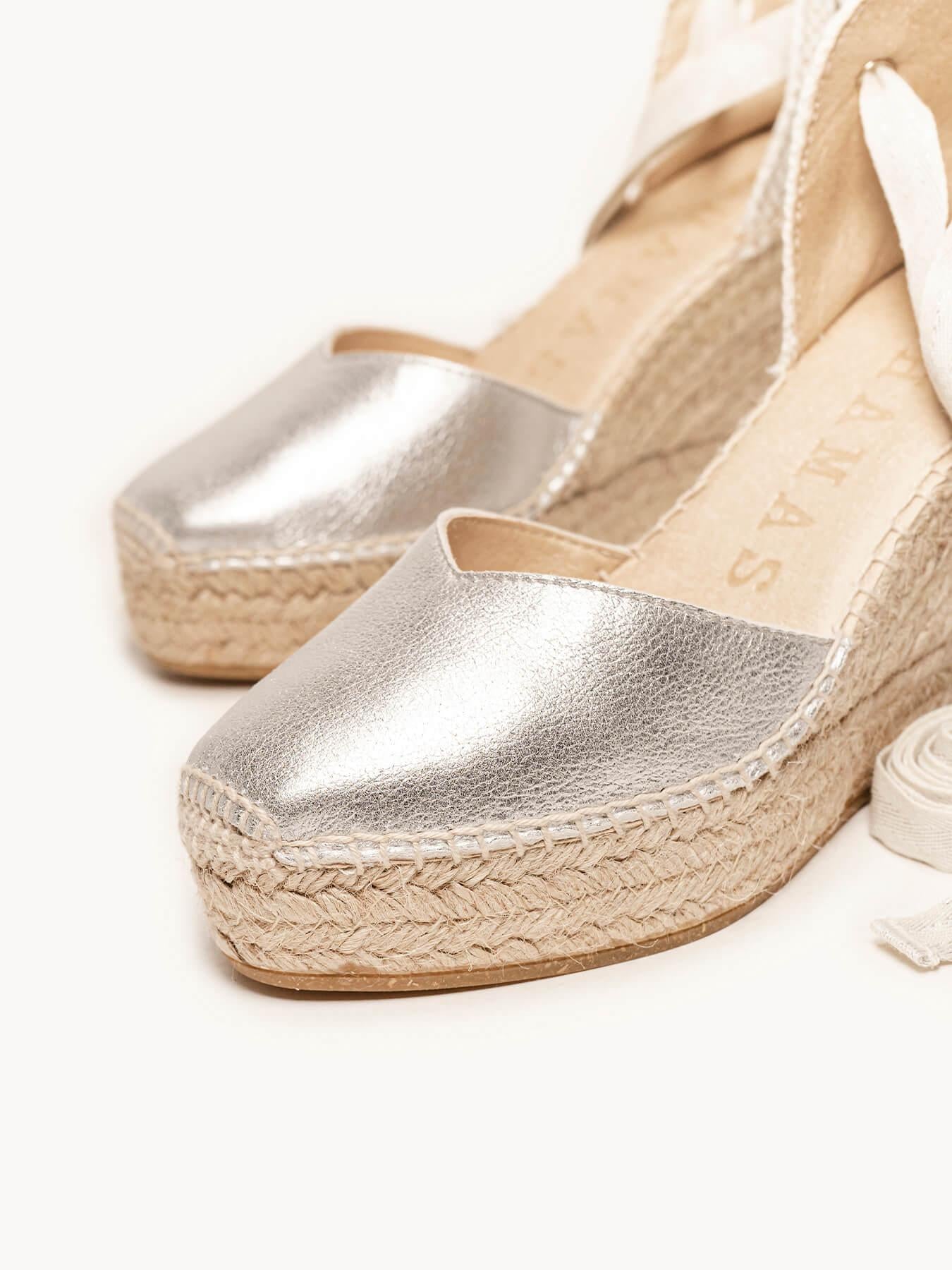 Sandália Anabela Alta Romero Camurça Prata Metalizado