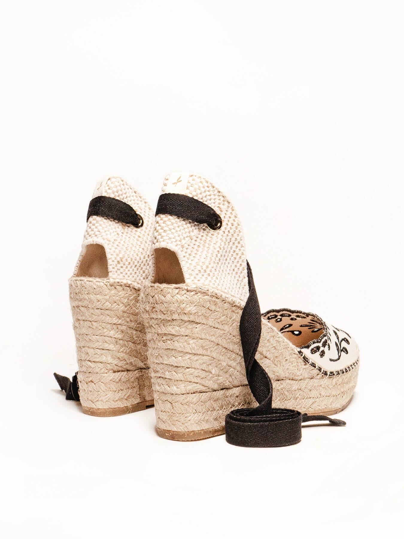 Sandália Anabela Alta Romero Tecido Bordado Preto