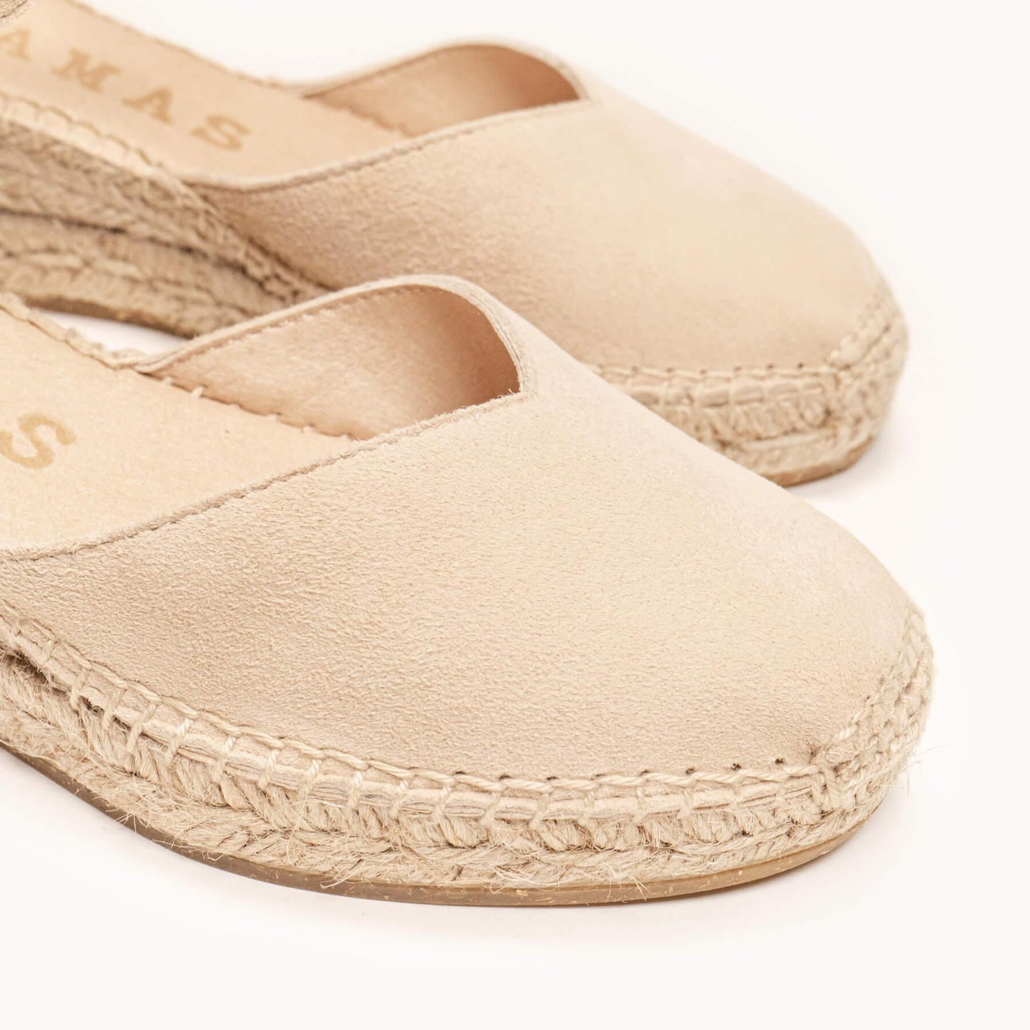 Sandália Anabela Baixa Jara Camurça Areia