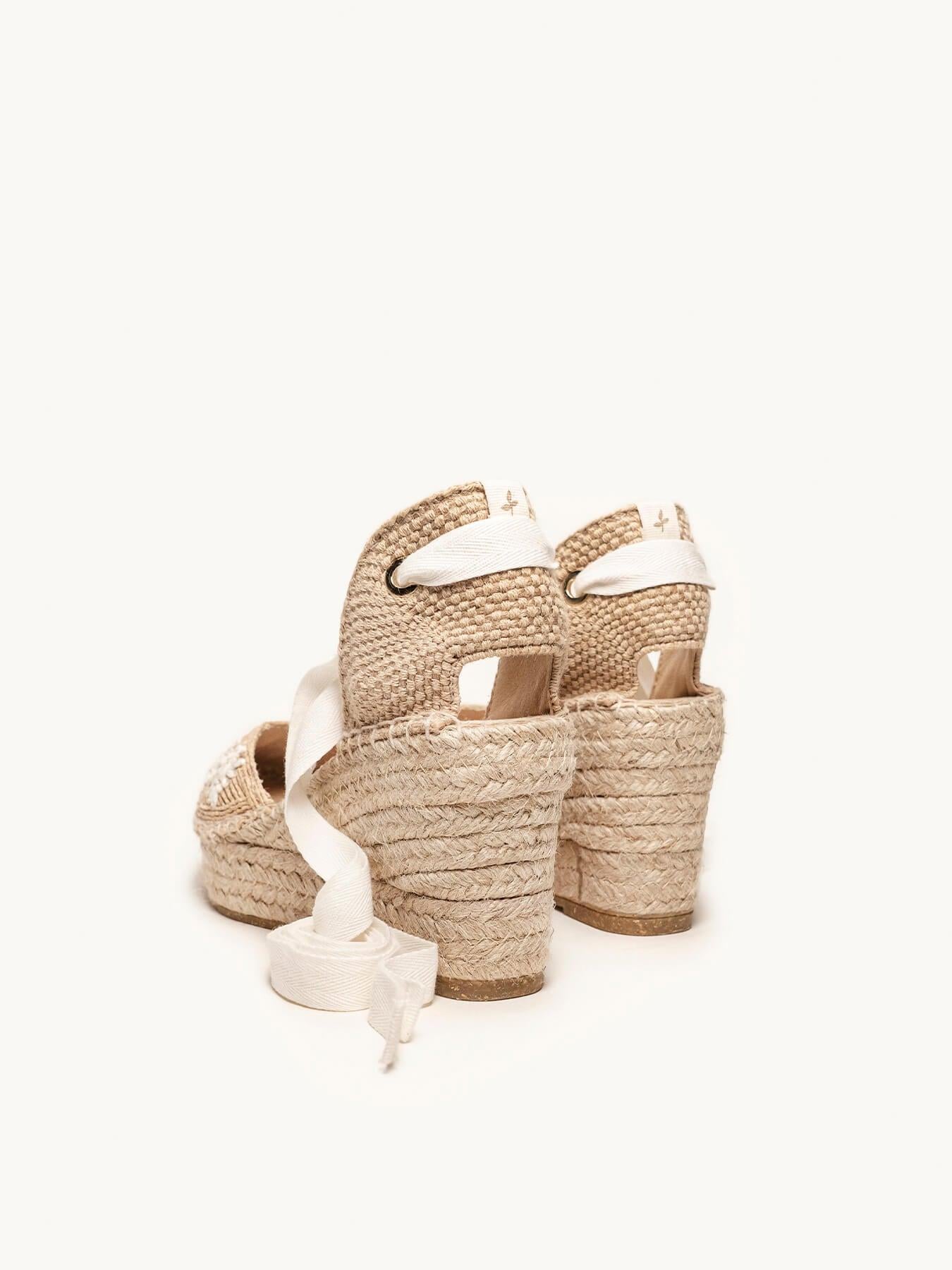 Sandália Anabela Média Plataforma Romero Ráfia Floral Branca