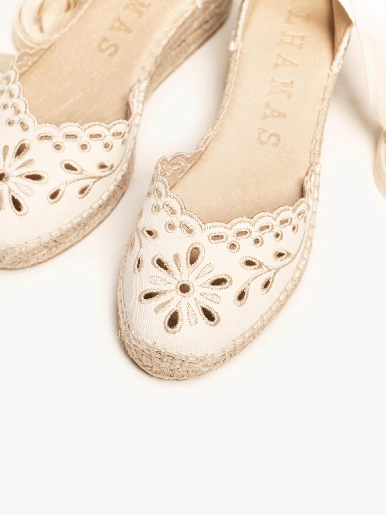 Sandália Anabela Baixa Romero Tecido Bordado Cru