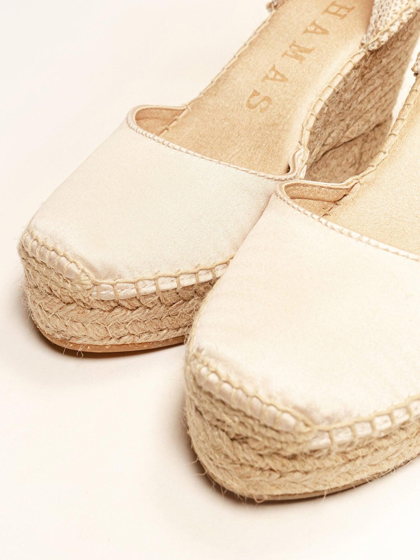 Sandália Anabela Alta Dalia Cetim Crua