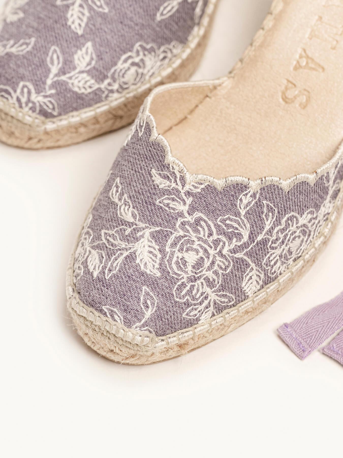 Sandália Anabela Média Romero Jeans Bordado Lilás