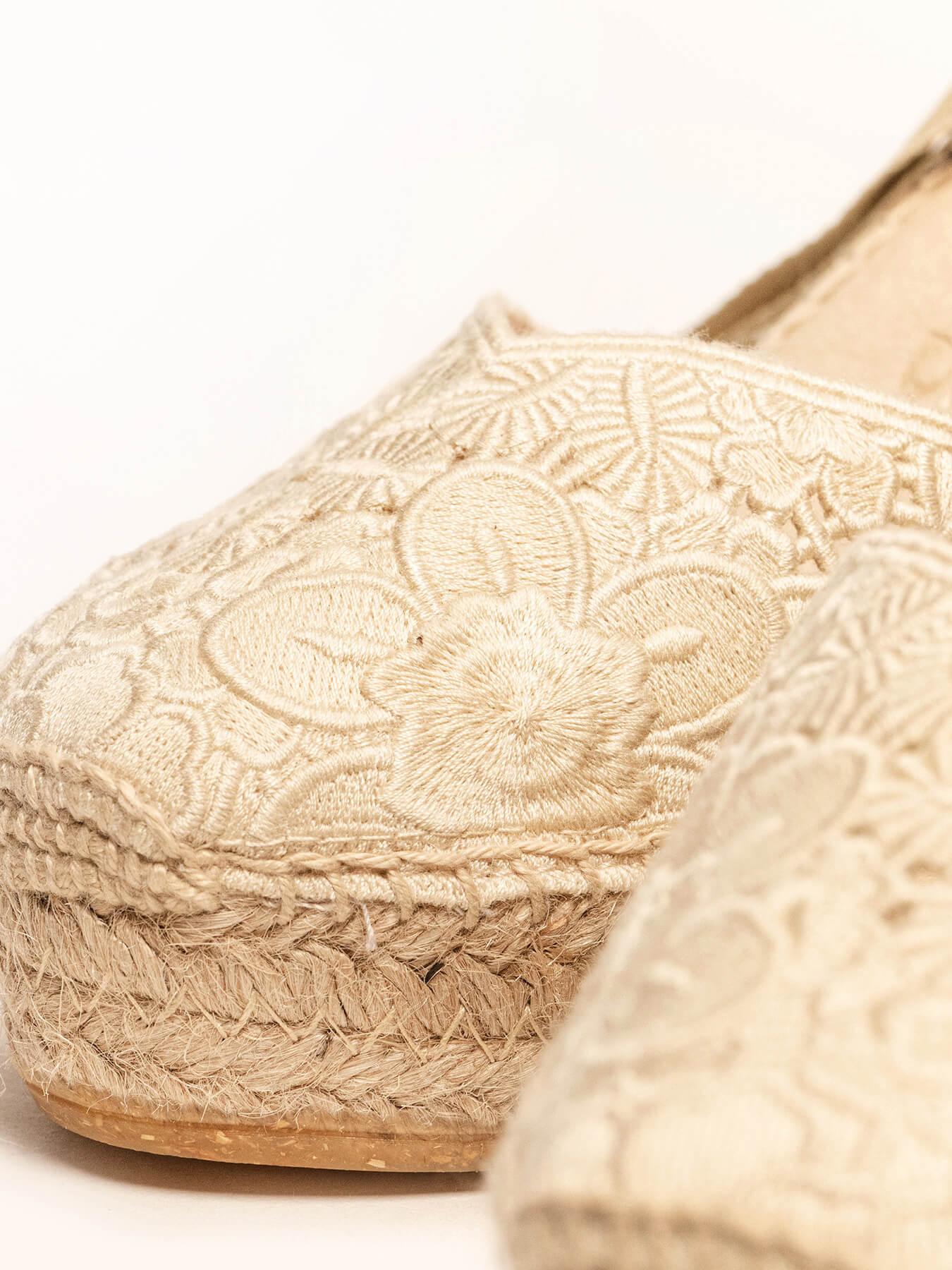 Sandália Romero Anabela 10 cm Bordado Cru
