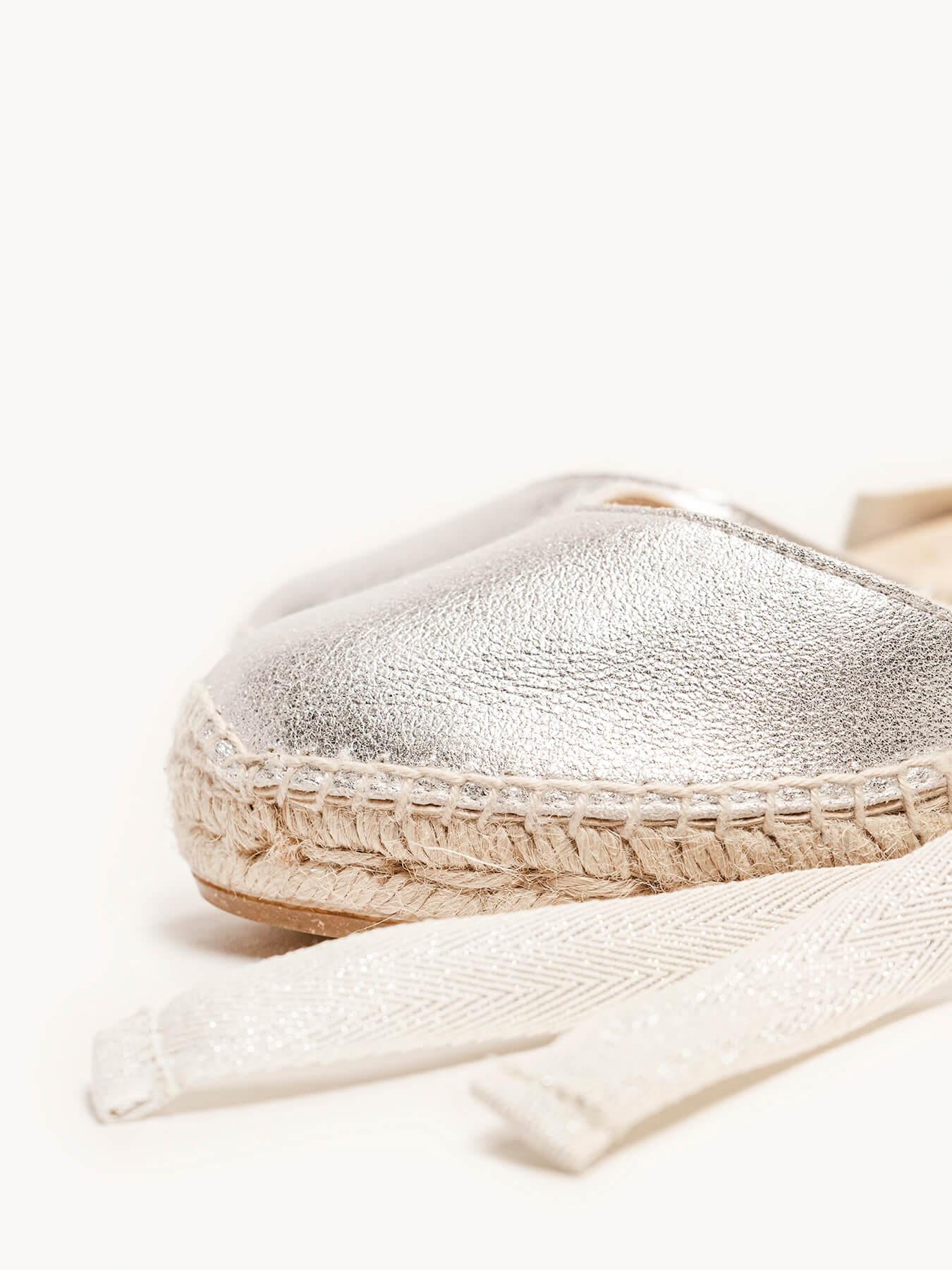 Sandália Anabela Baixa Romero Camurça Prata Metalizado