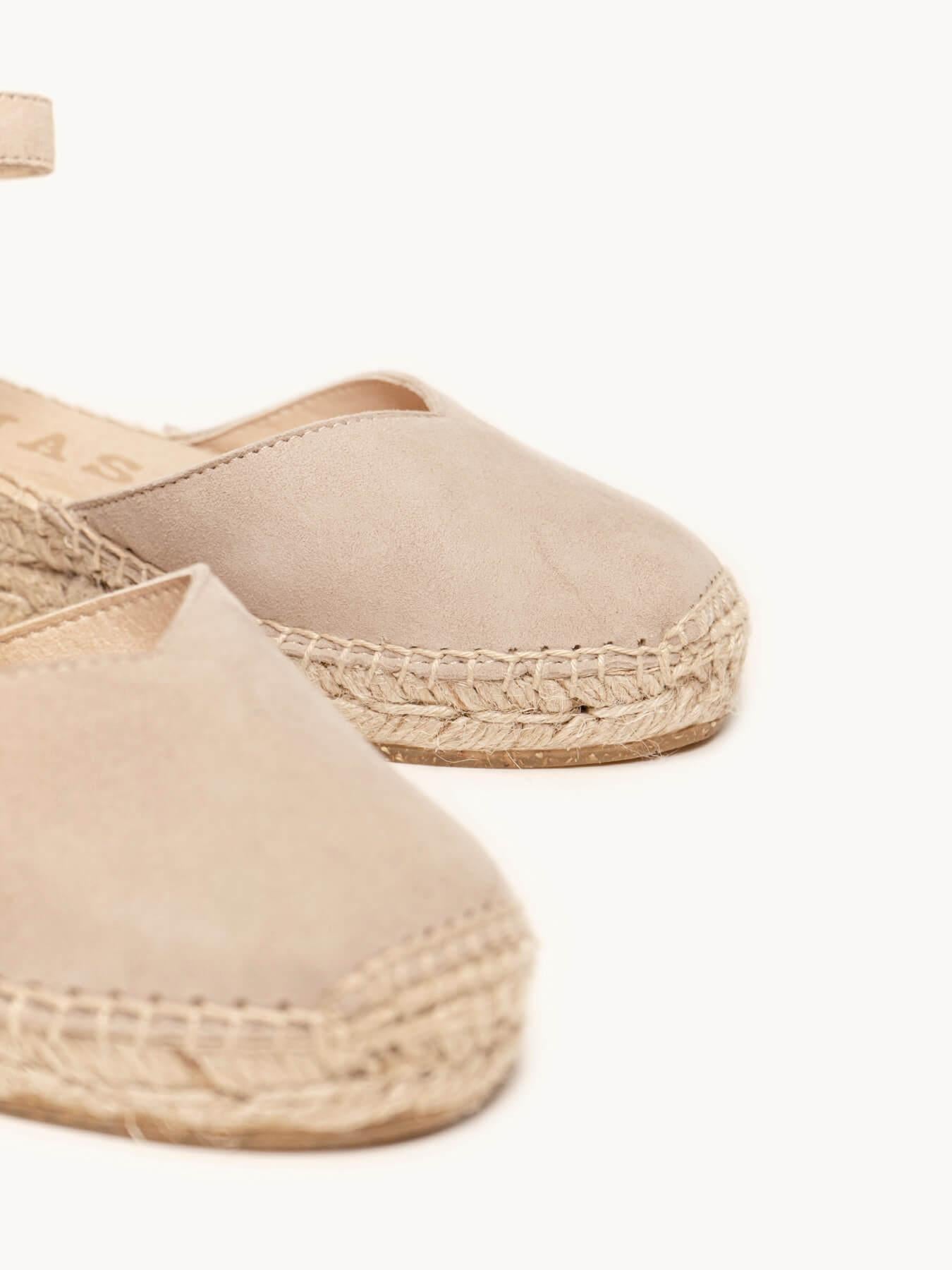 Sandália Anabela Baixa Jara Camurça Pedra