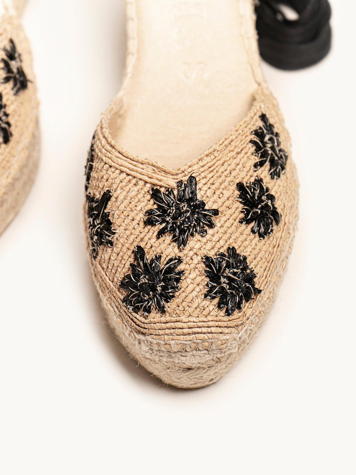 Sandália Anabela Média Plataforma Romero Ráfia Flores Preta