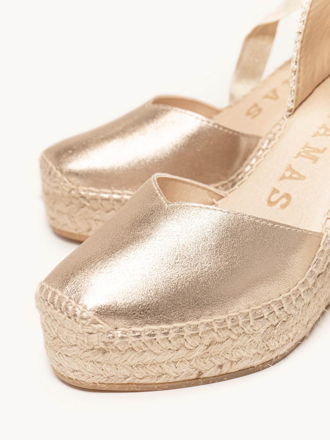 Sandália Anabela Alta Romero Camurça Dourado Metalizado