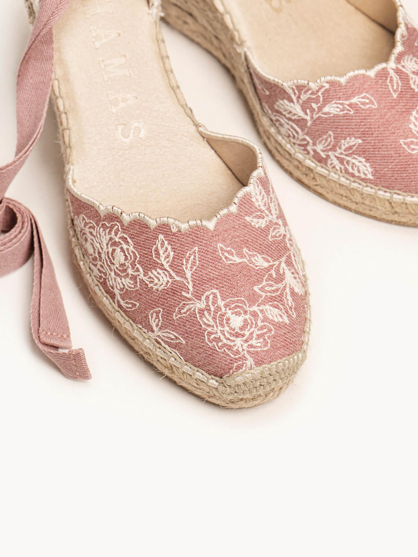Sandália Anabela Média Romero Jeans Bordado Rosa