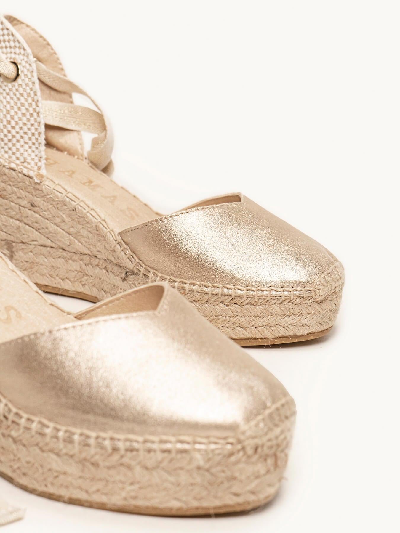 Sandália Romero Anabela 8 cm Camurça Dourado