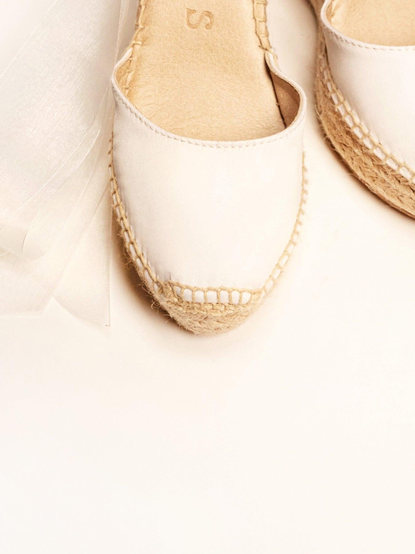 Sandália Anabela Alta Cala Cetim Branco