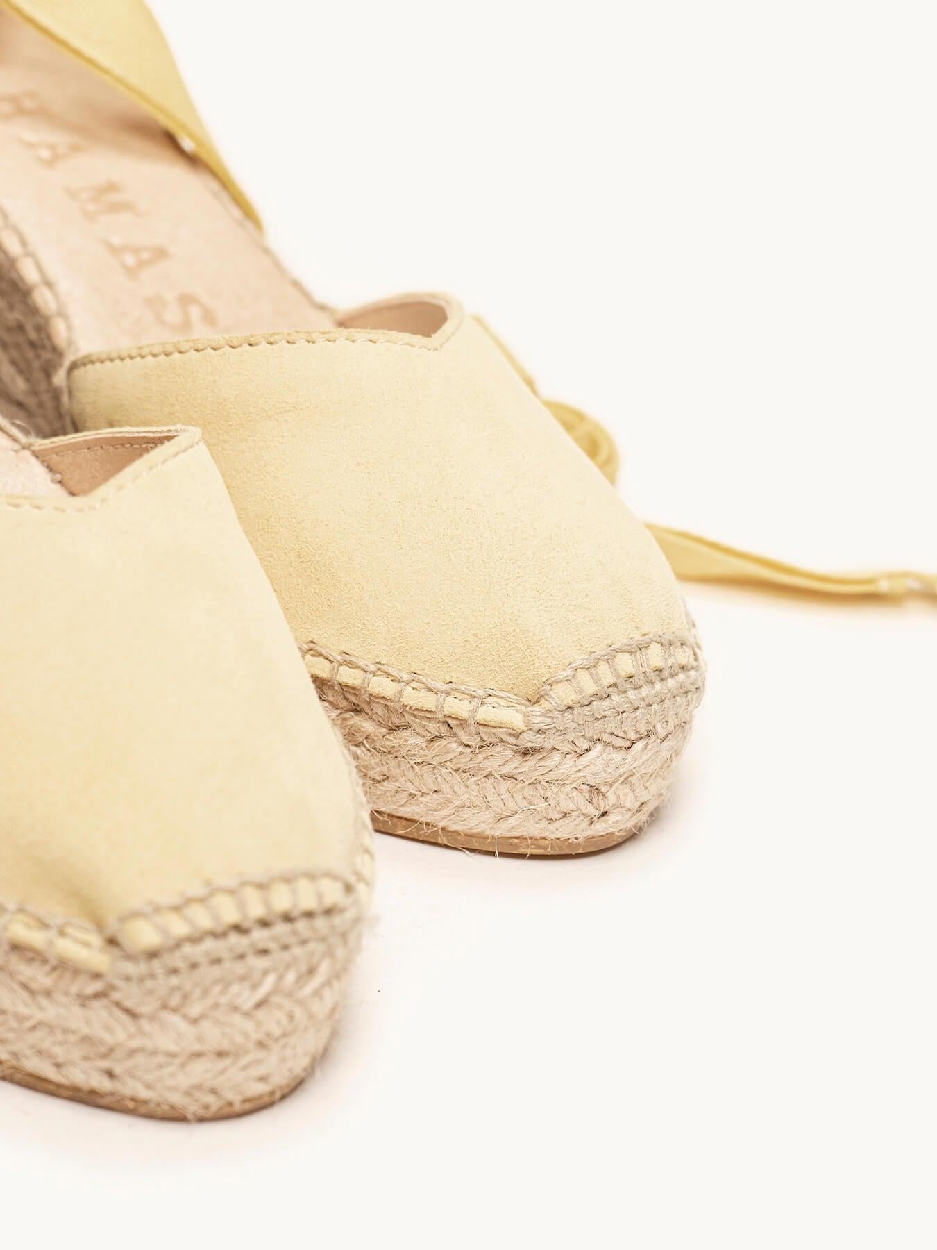 Sandália Romero Anabela 8 cm Camurça Amarelo