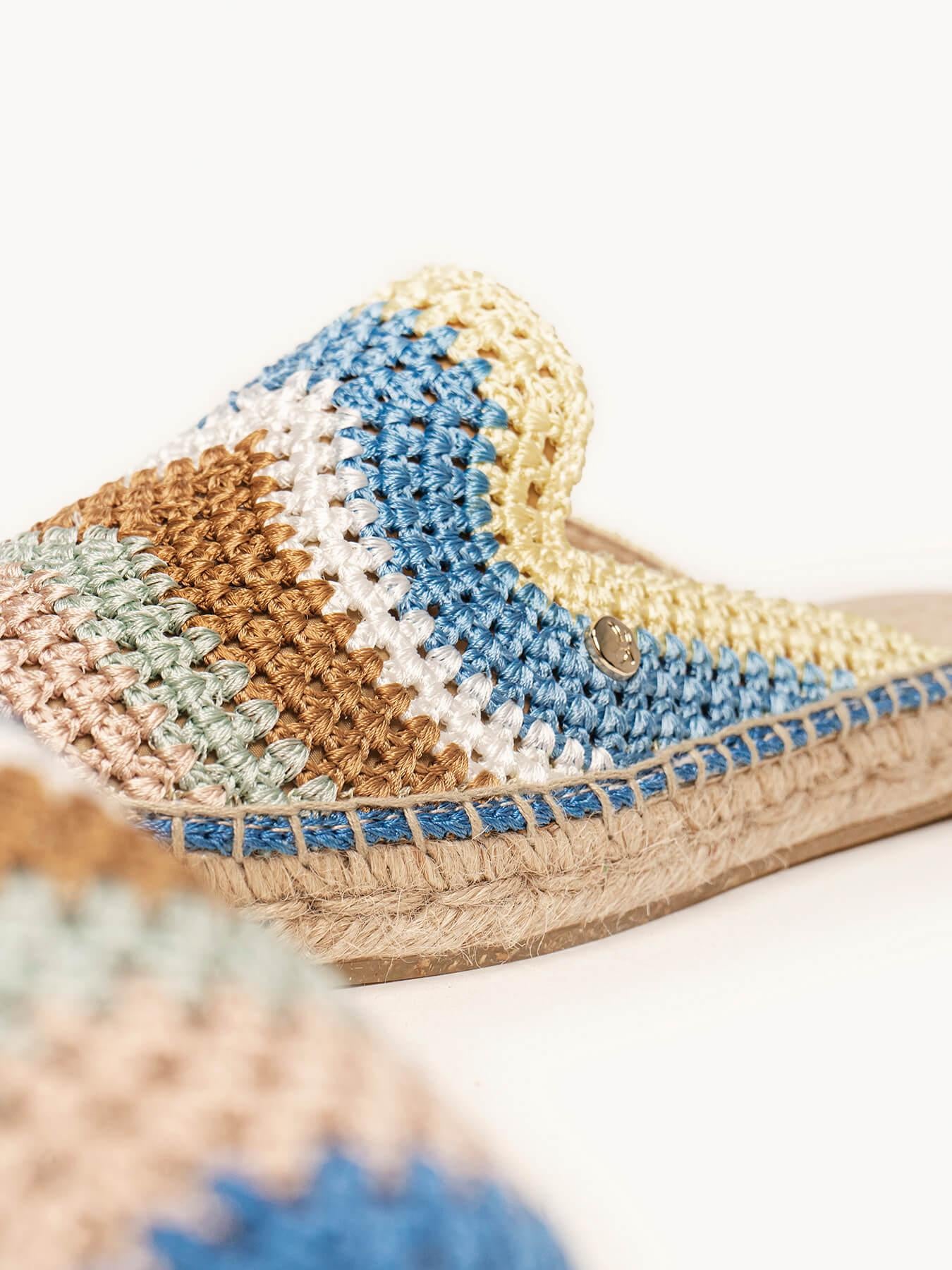Sapatilha Loto em crochê com listras azuis