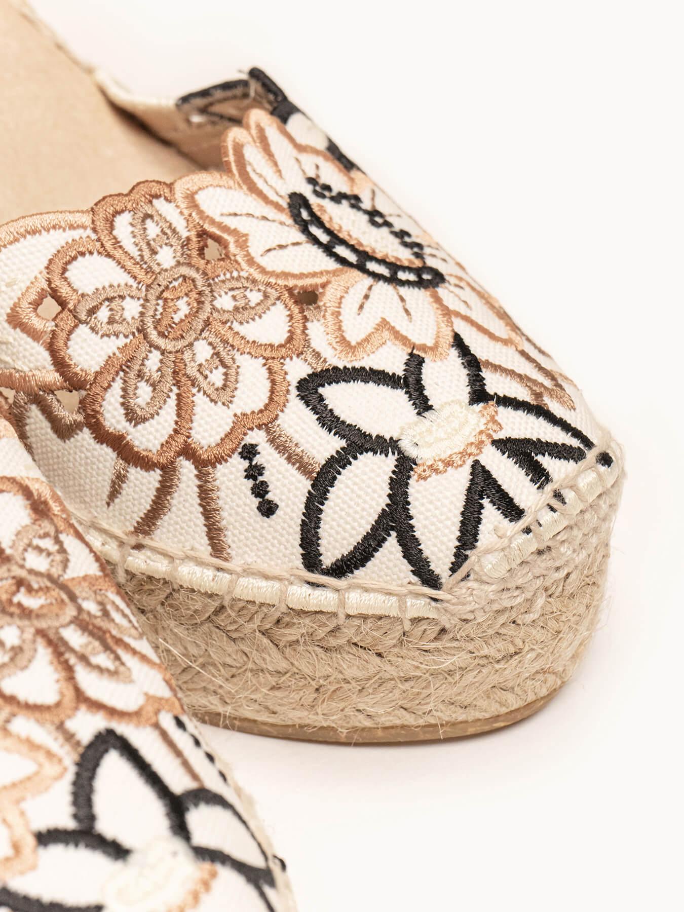 Sandália Anabela Alta Romero Bordado Silvestre Areia