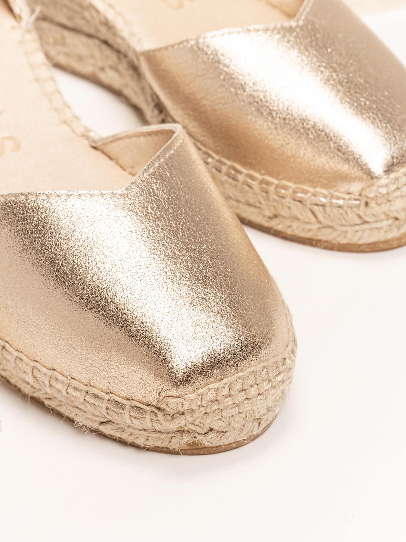 Sandália Anabela Baixa Romero Camurça Dourado Metalizado