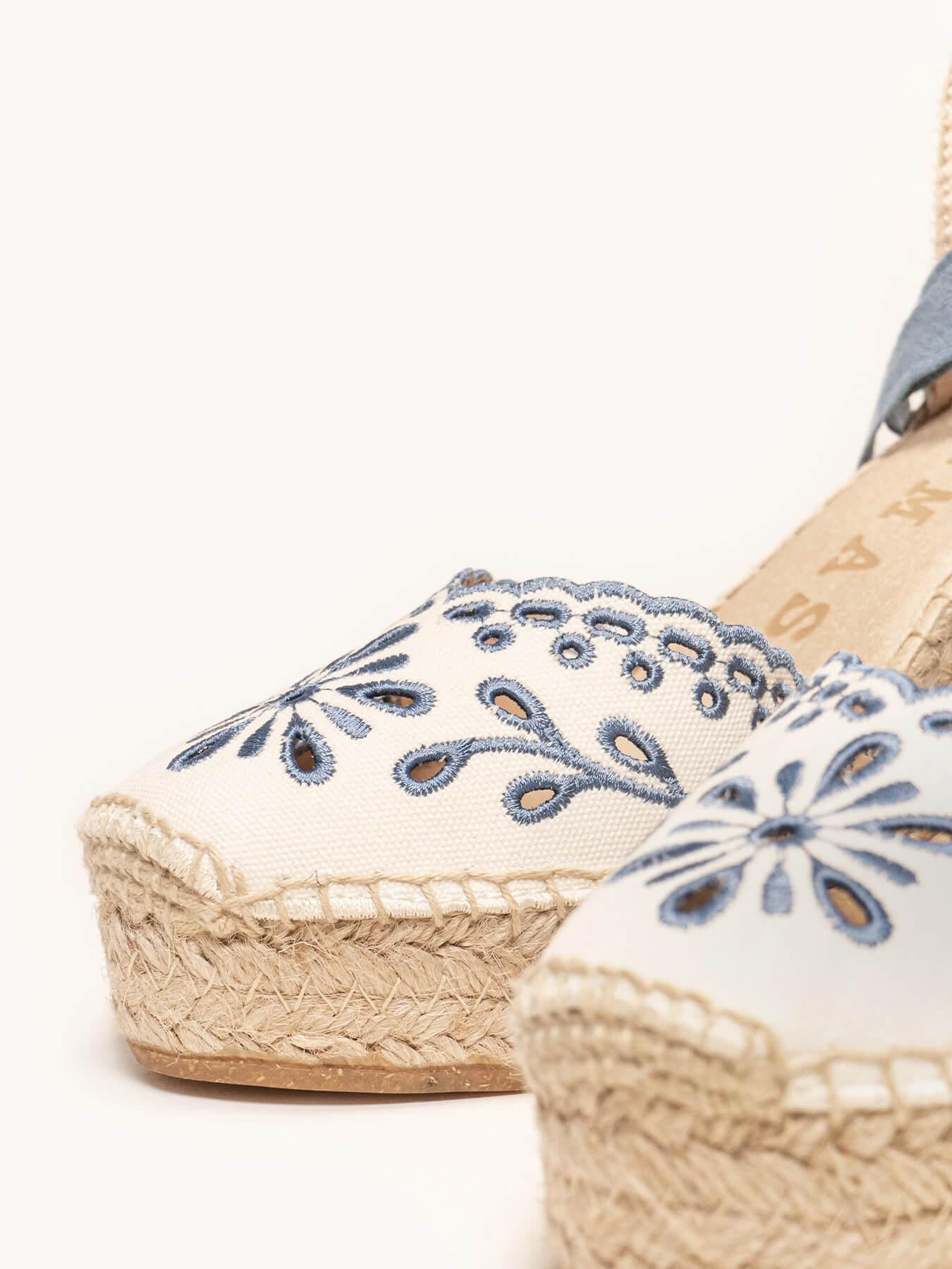 Sandália Anabela Alta Romero Lona Bordada Azul Jeans