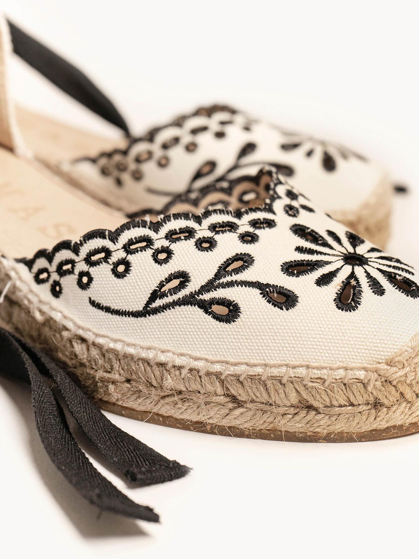 Sandália Anabela Baixa Romero Lona Bordada Preto