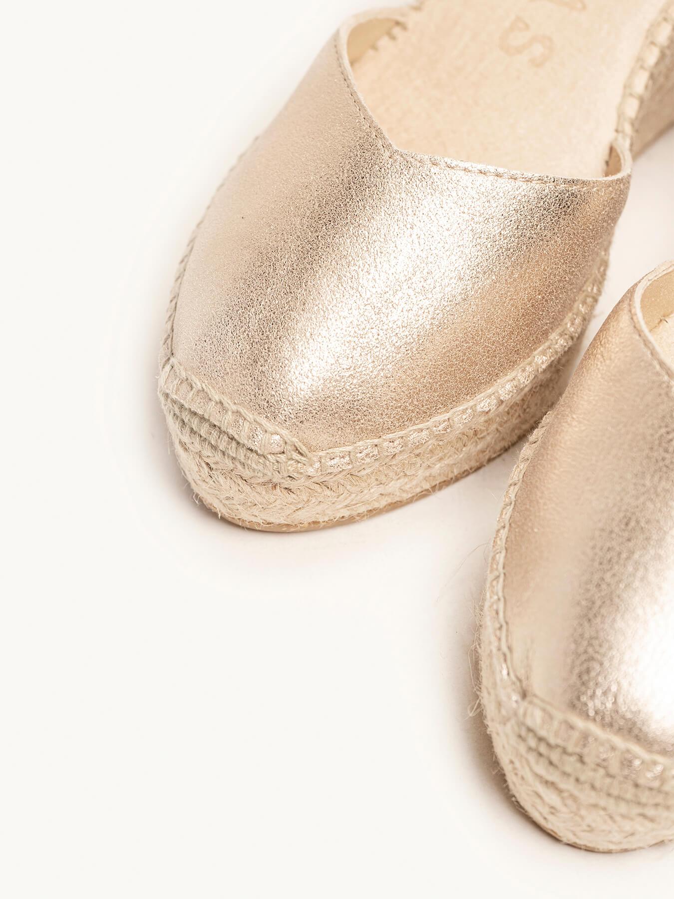 Sandália Anabela Média Plataforma Jara Camurça Dourado Metalizado