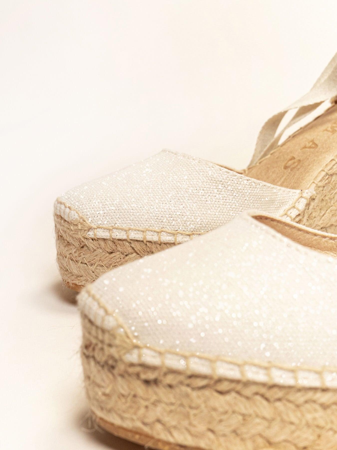 Sandália Cala Anabela 10 cm Lona Metal Branco