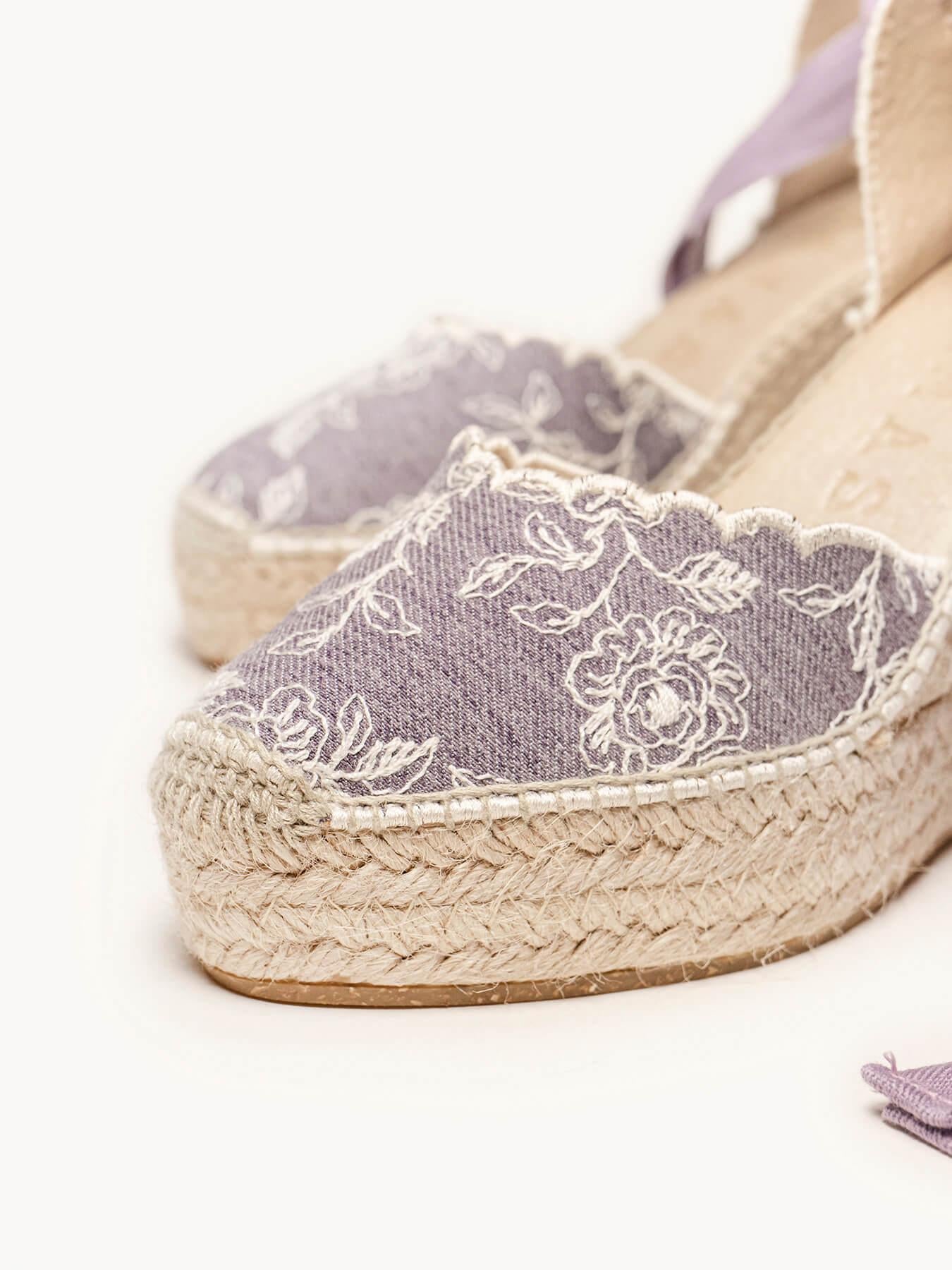 Sandália Anabela Alta Romero Jeans Bordado Lilás