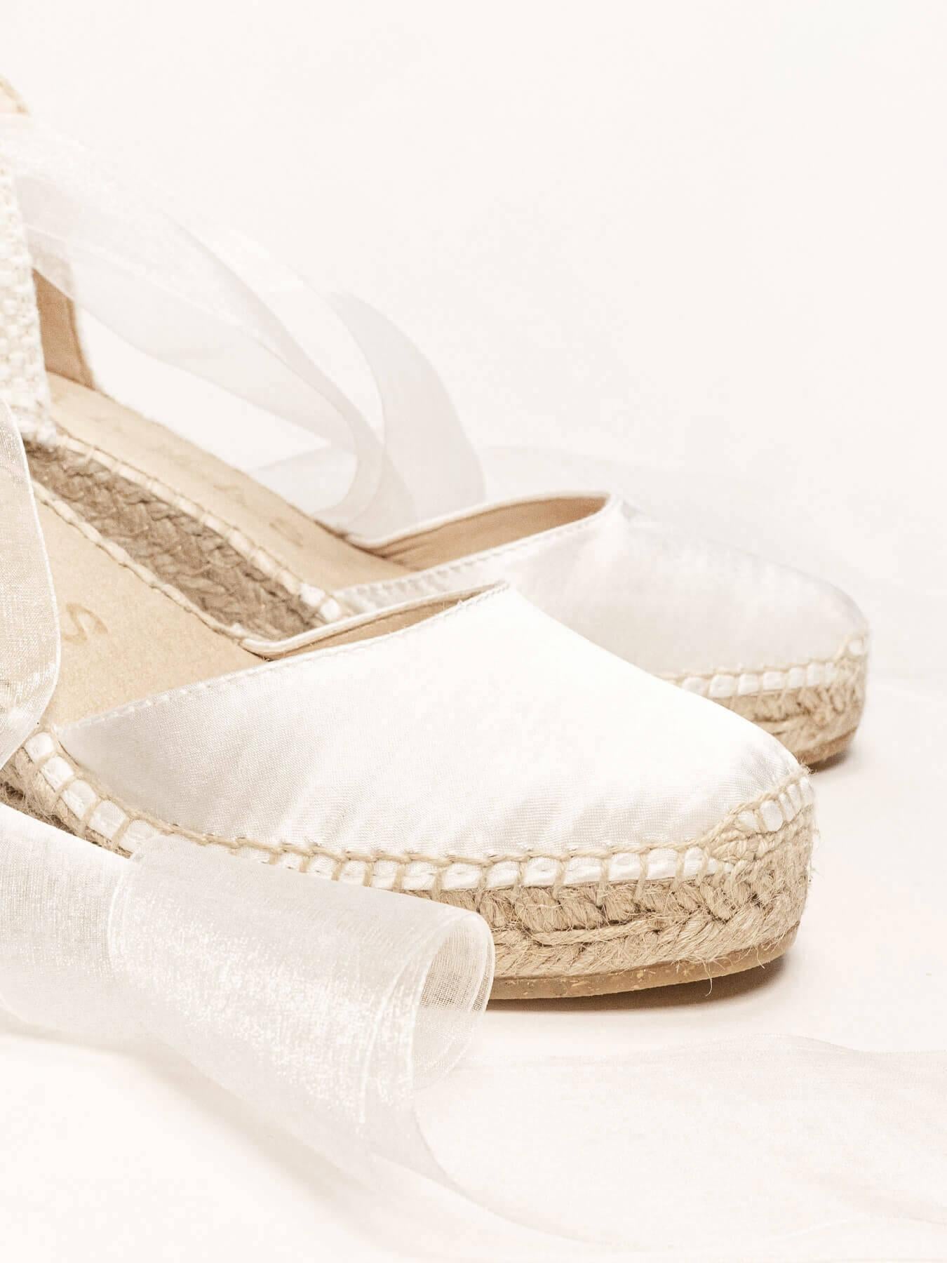 Sandália Anabela Média Cala Cetim Branco