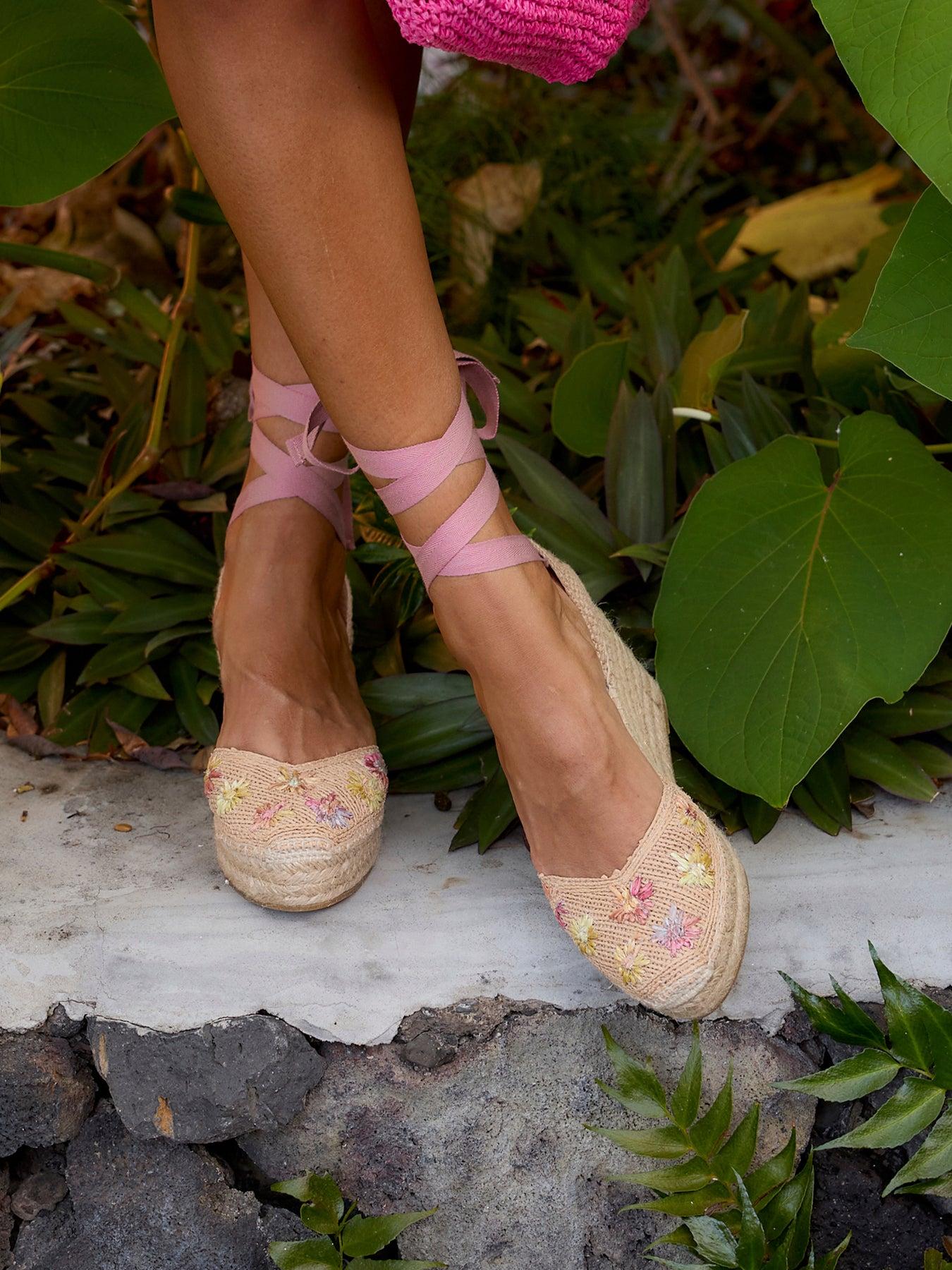 Sandália Anabela Média Plataforma Romero Ráfia Flores Rosa Claro