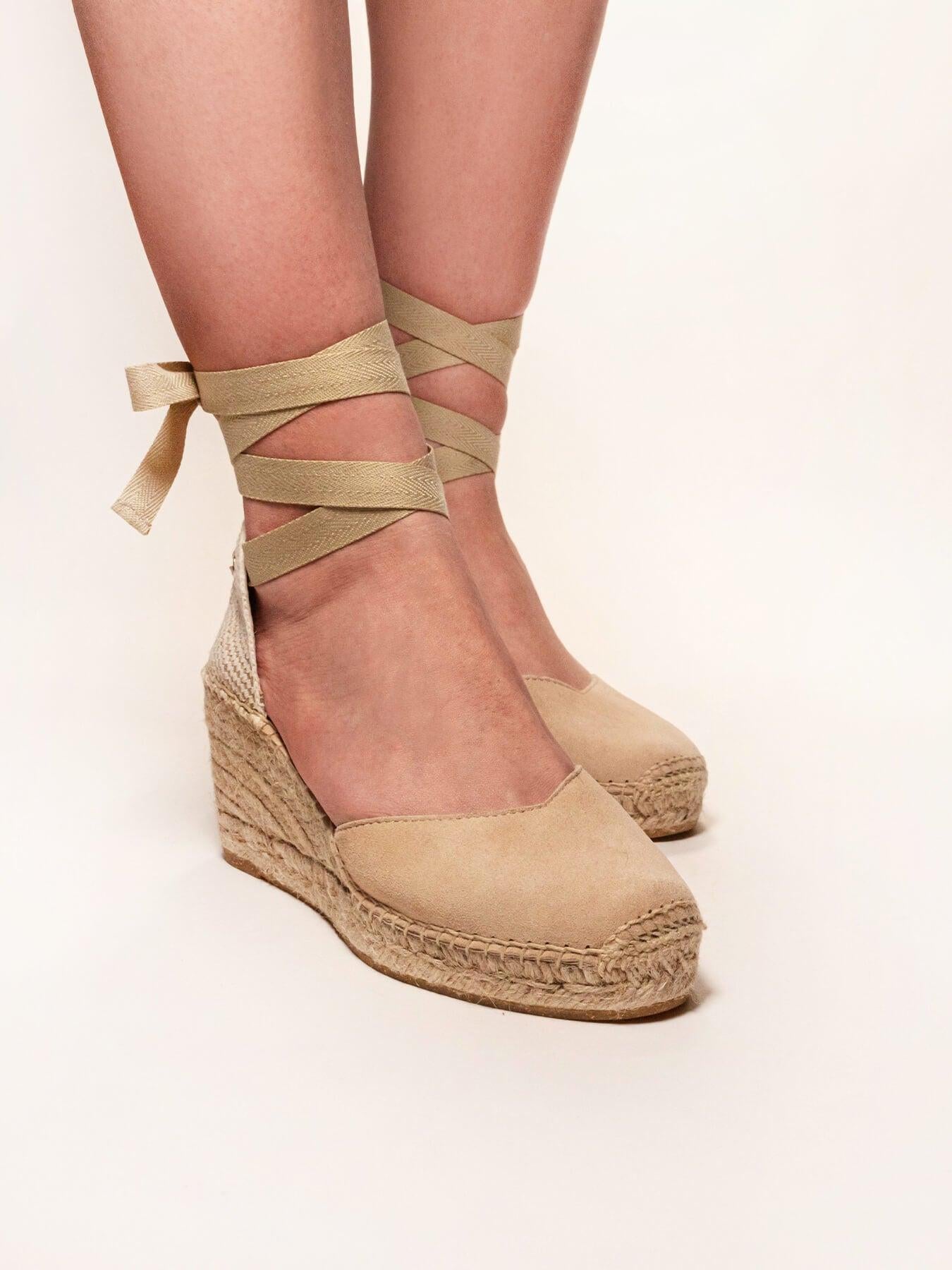 Sandália Romero Anabela 7 cm Camurça Areia