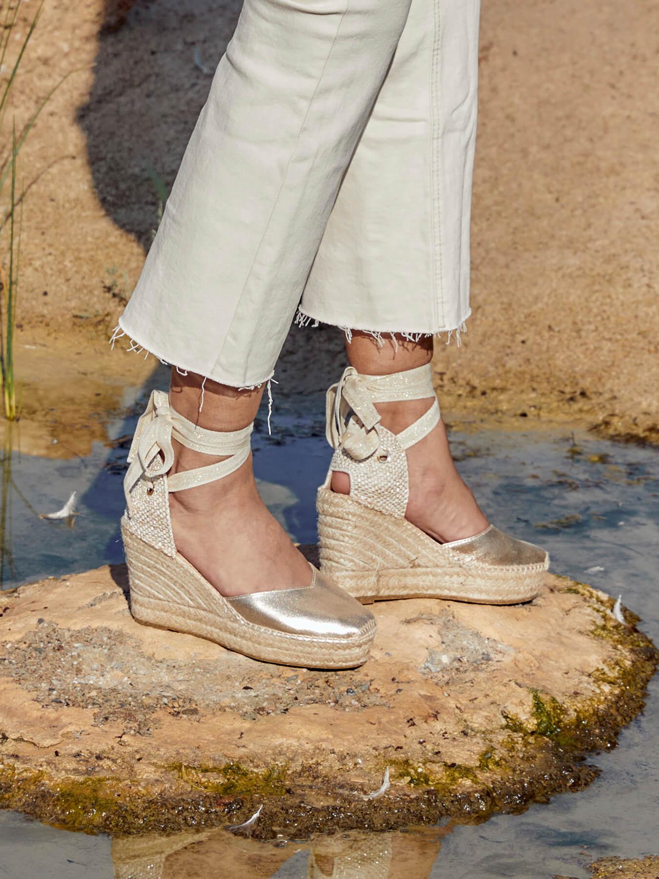 Sandália Anabela Alta Romero Camurça Dourado Metalizado