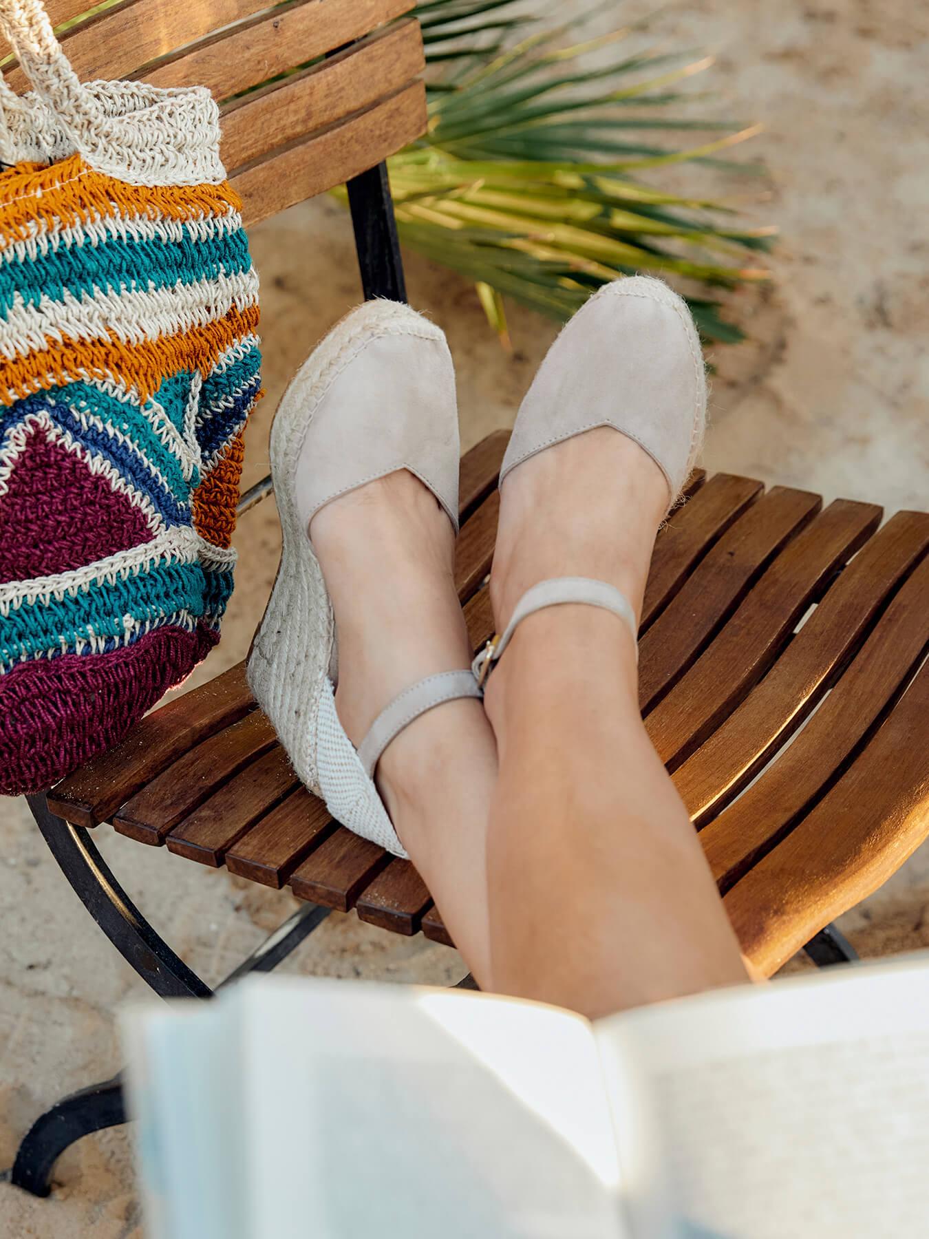 Sandália Anabela Alta Jara Camurça Pedra