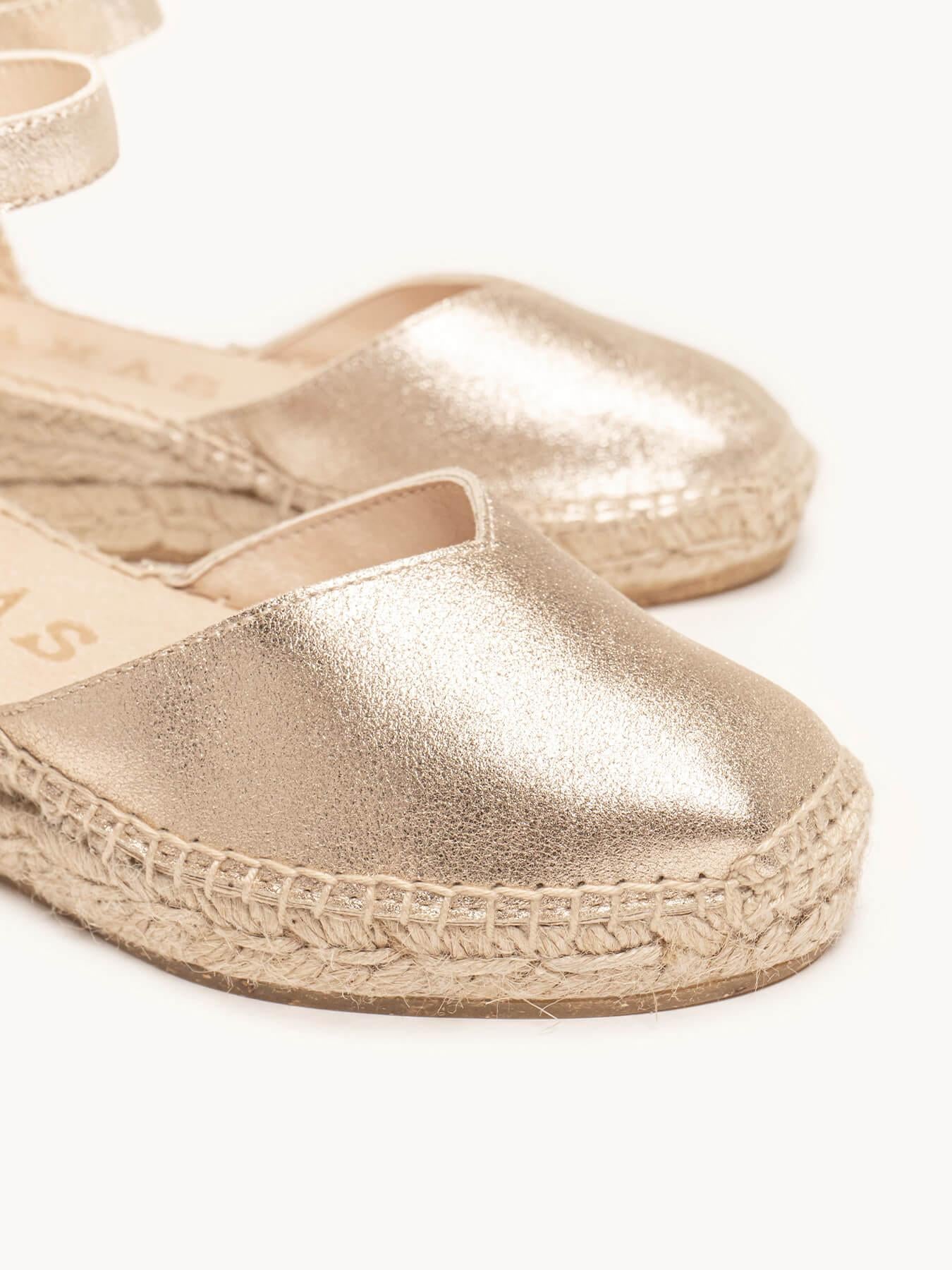 Sandália Anabela Baixa Jara Camurça Ouro Metalizado