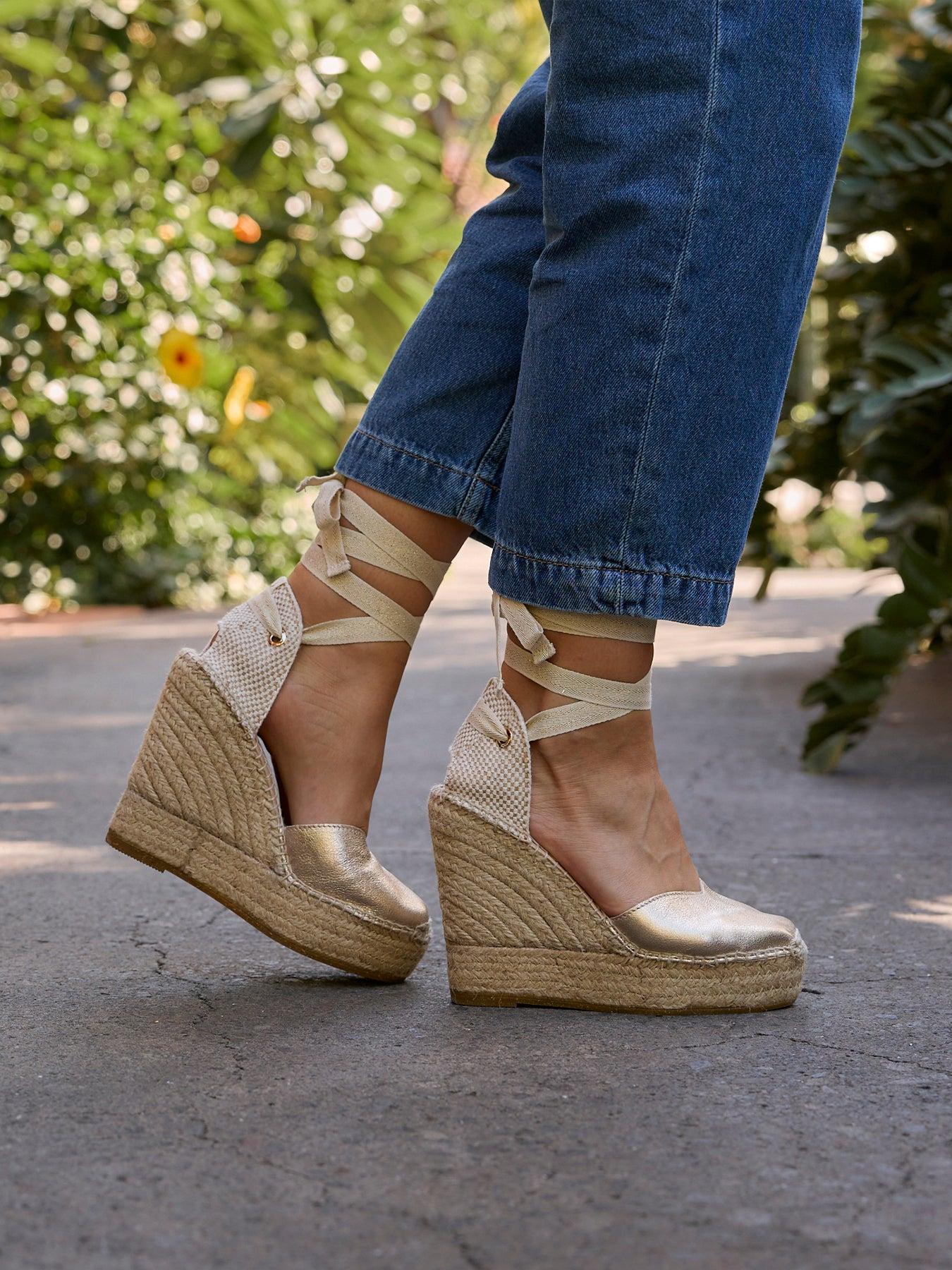 Sandália Romero Anabela 12 cm Camurça Dourado