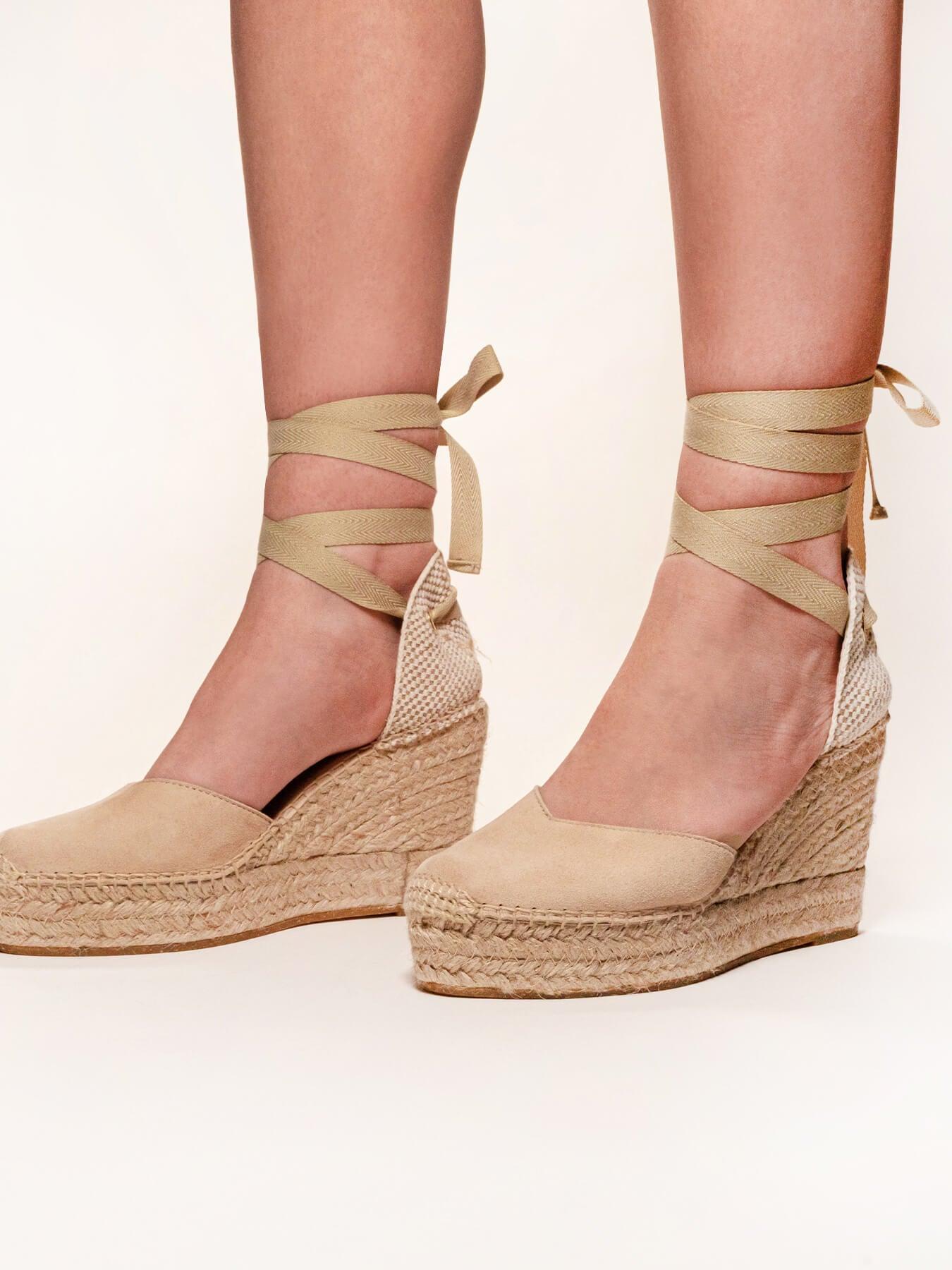 Sandália Anabela Alta Romero Camurça Bege