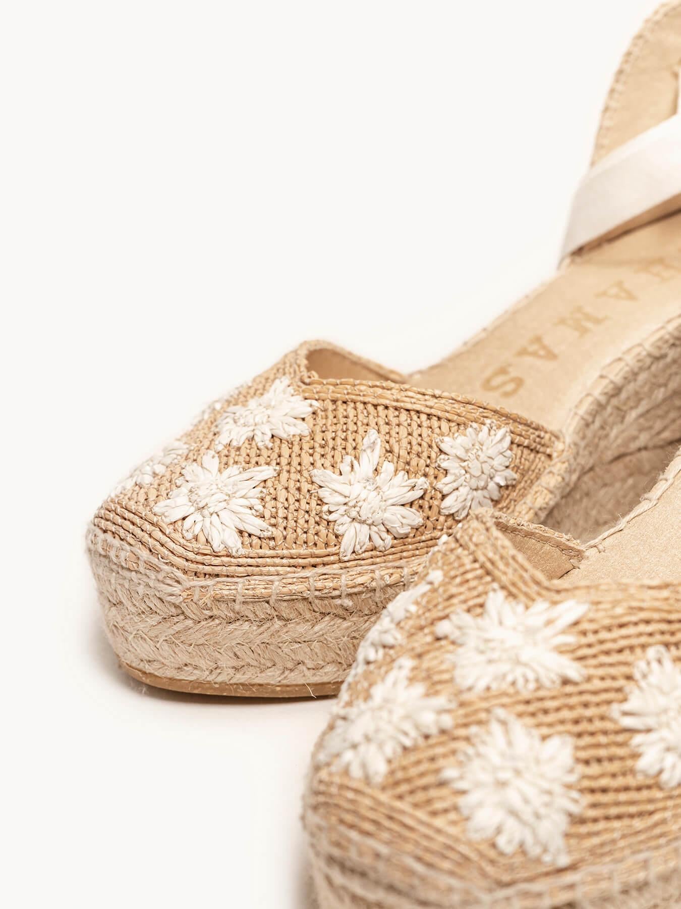 Sandália Anabela Média Plataforma Romero Ráfia Floral Branca