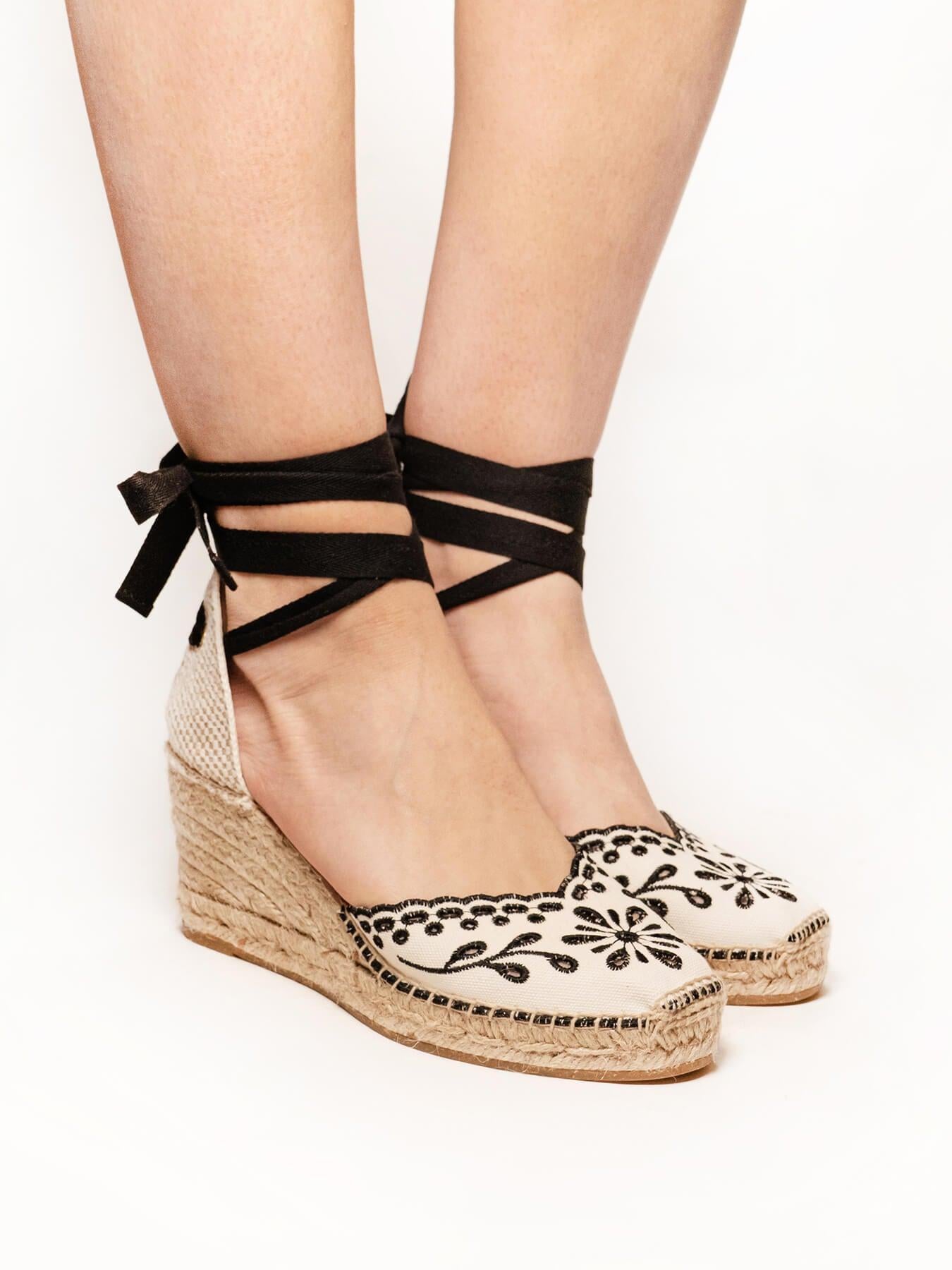 Sandália Anabela Média Romero Lona Bordada Preta