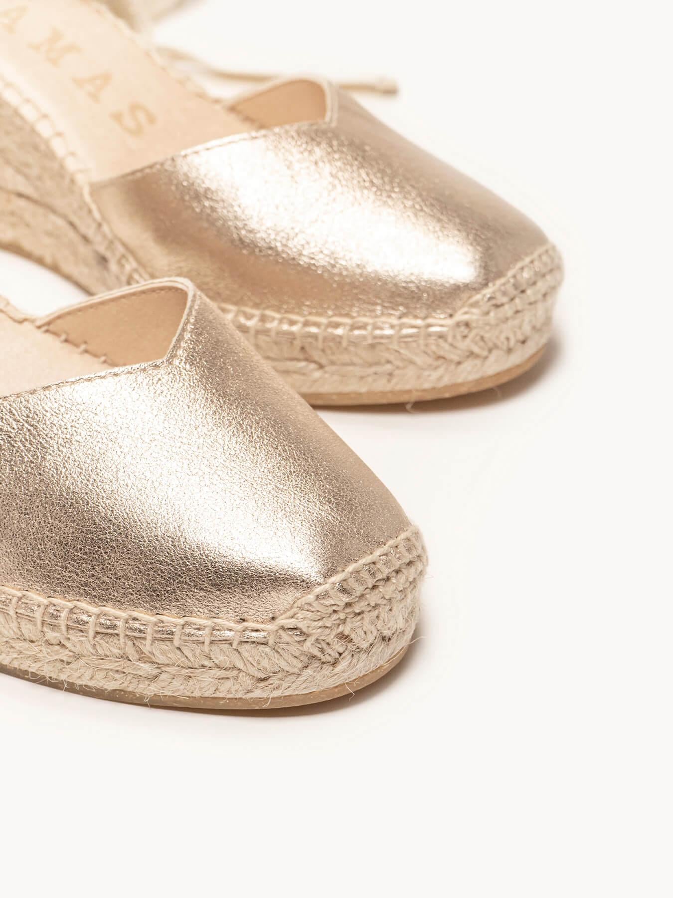 Sandália Romero Anabela 7 cm Camurça Dourado