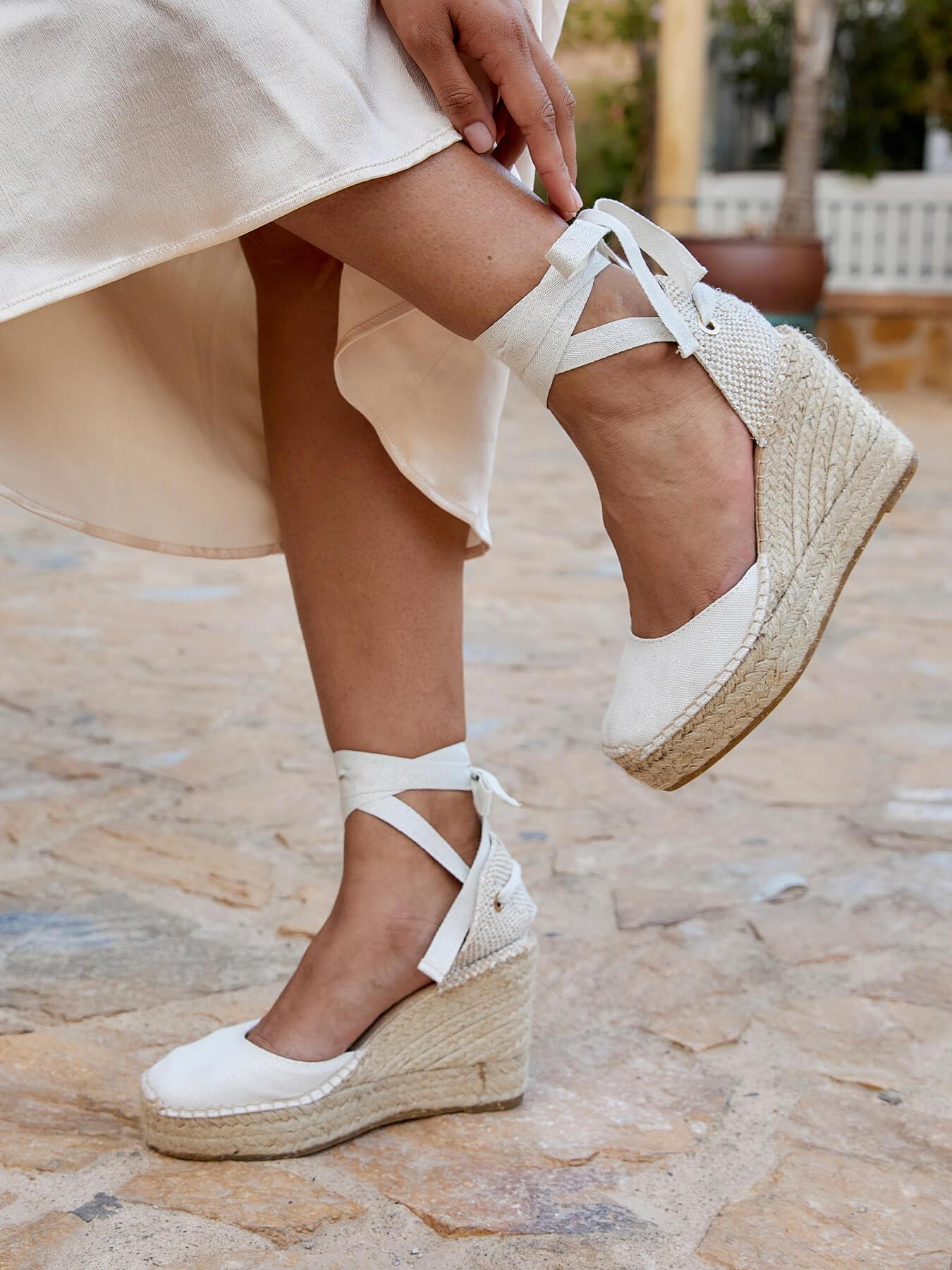 Sandália Cala Anabela 10 cm Lona Metal Branco