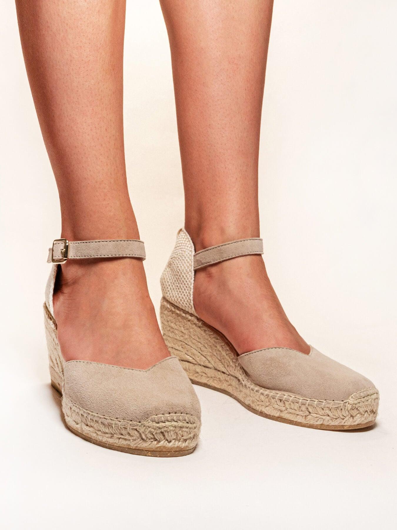 Sandália Jara Anabela 7 cm Camurça Pedra