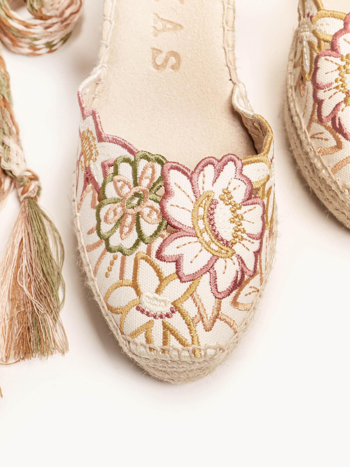 Sandália Anabela Alta Romero Bordado Silvestre Rosa