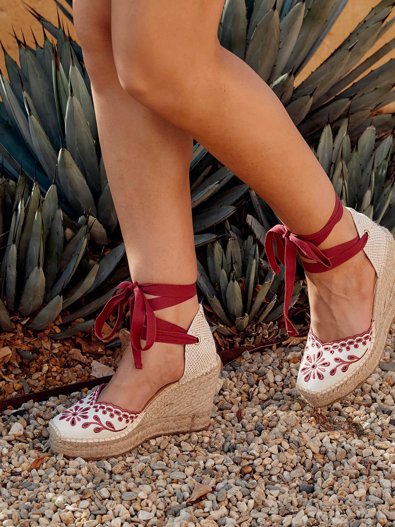 Sandália Anabela Alta Romero Lona Bordada Bordô