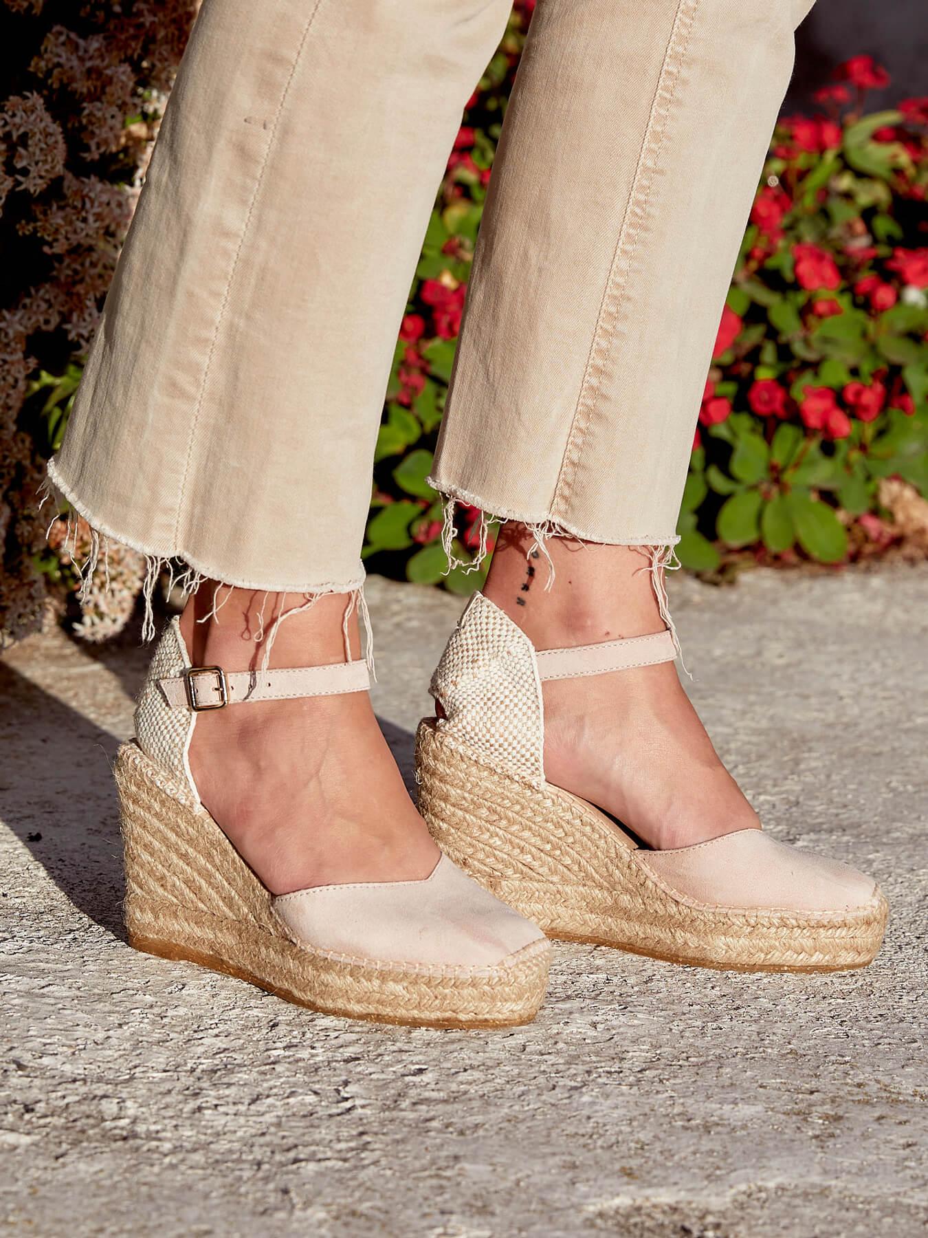 Sandália Anabela Alta Jara Camurça Rosa Clara