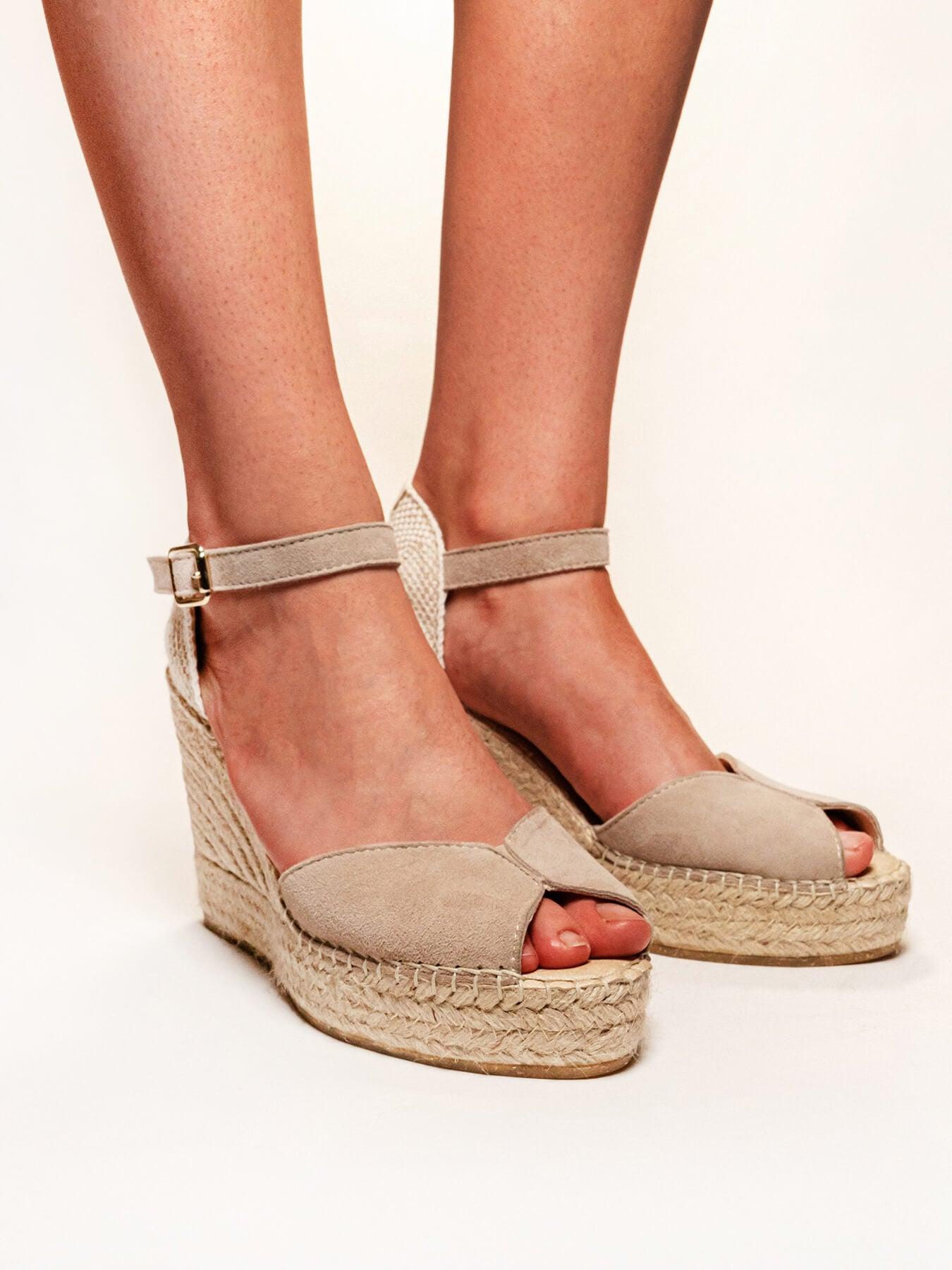 Sandália Anabela Alta Alelí Camurça Pedra