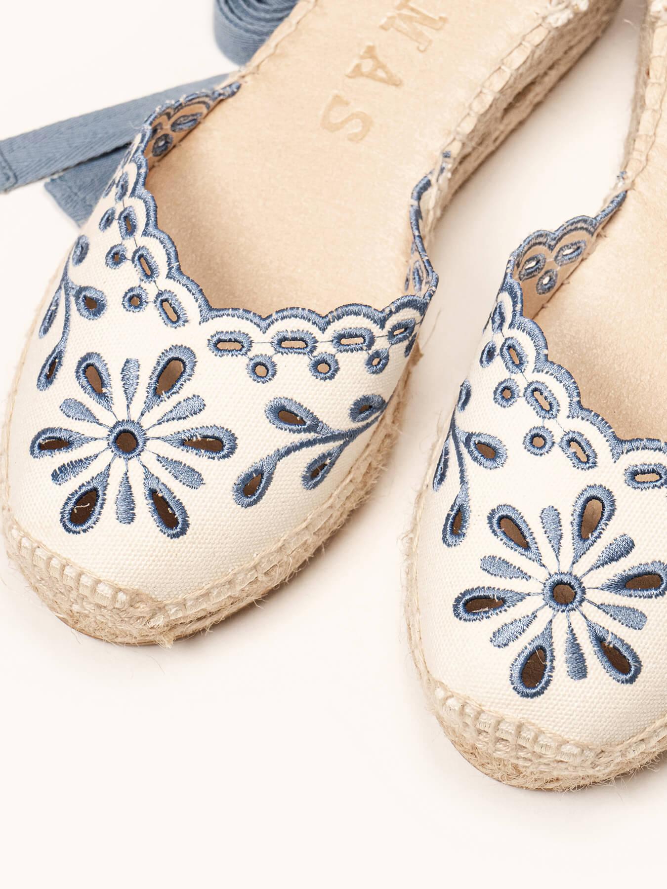 Sandália Anabela Baixa Romero Lona Bordada Azul