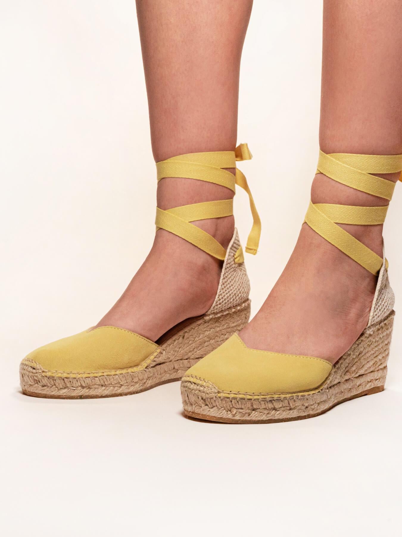 Sandália Romero Anabela 7 cm Camurça Amarelo